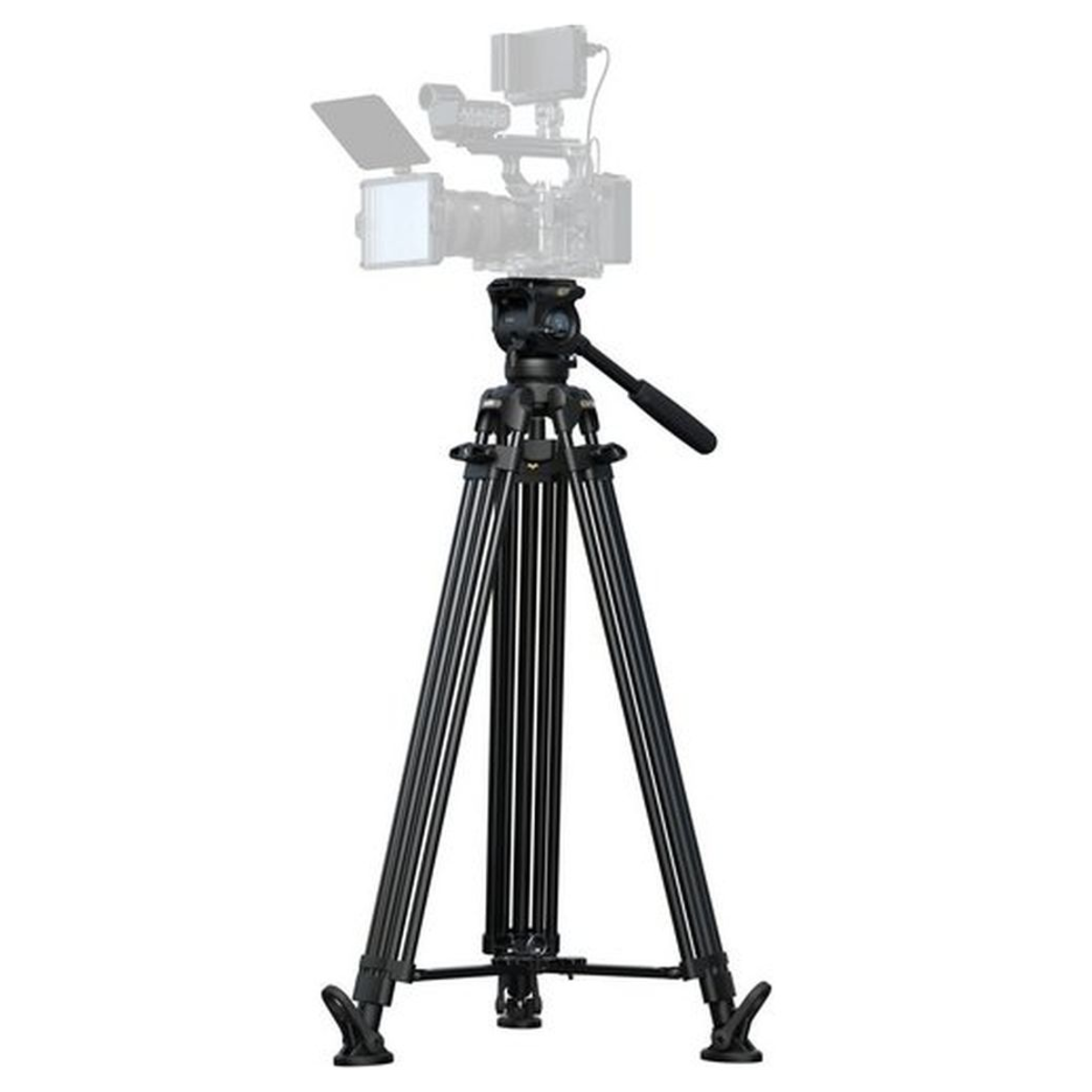 Ein professionelles schwarzes Kamerastativ mit montierter Videokamera auf weißem Hintergrund.