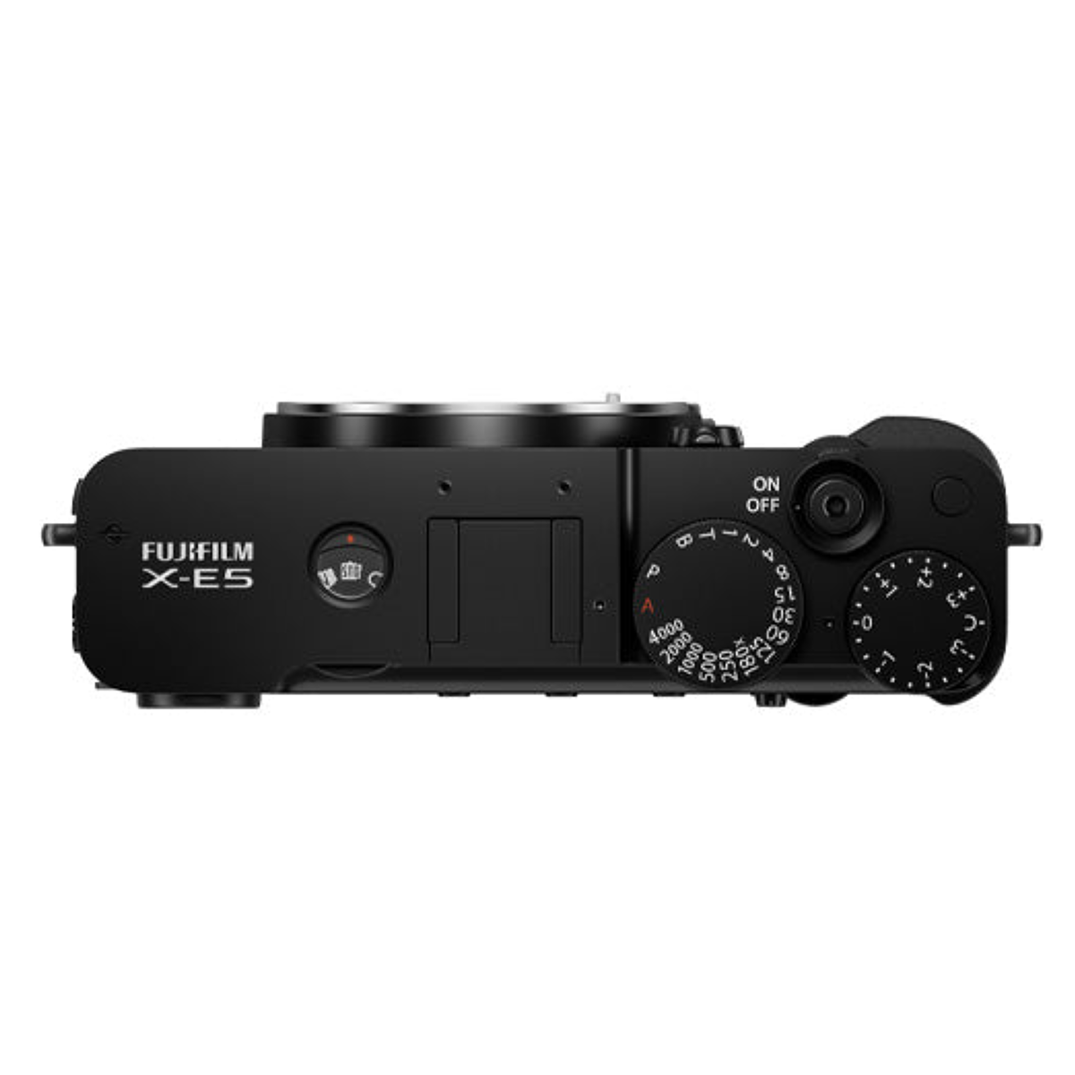 Vista superior de la cámara negra Fujifilm X-E5 con diales y nombre de marca en el cuerpo.