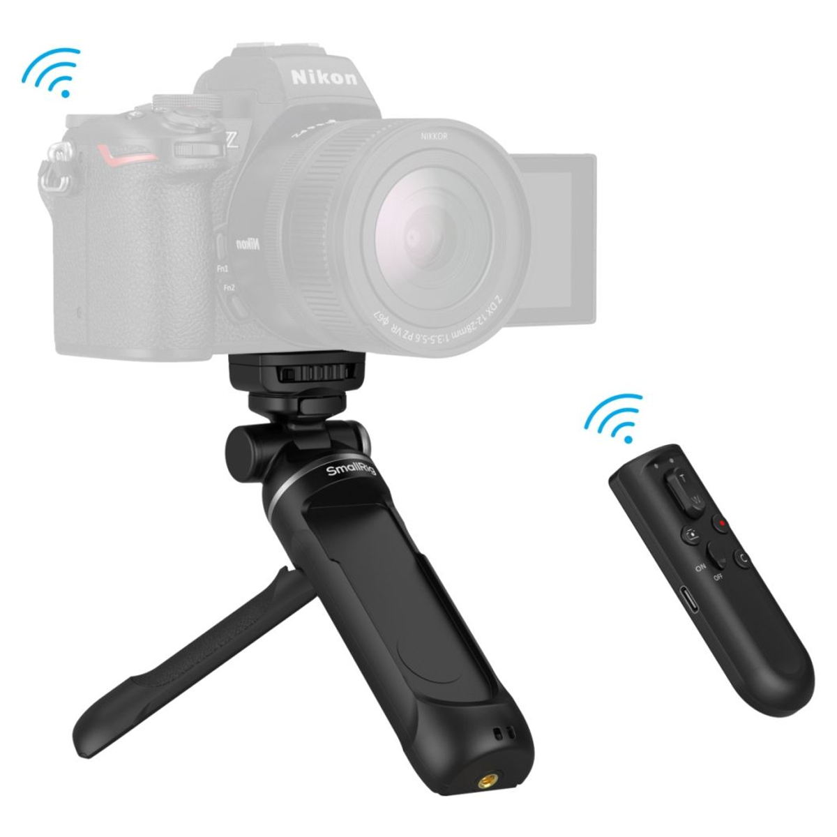 Una fotocamera Nikon su un mini treppiede SmallRig nero con un telecomando wireless accanto.