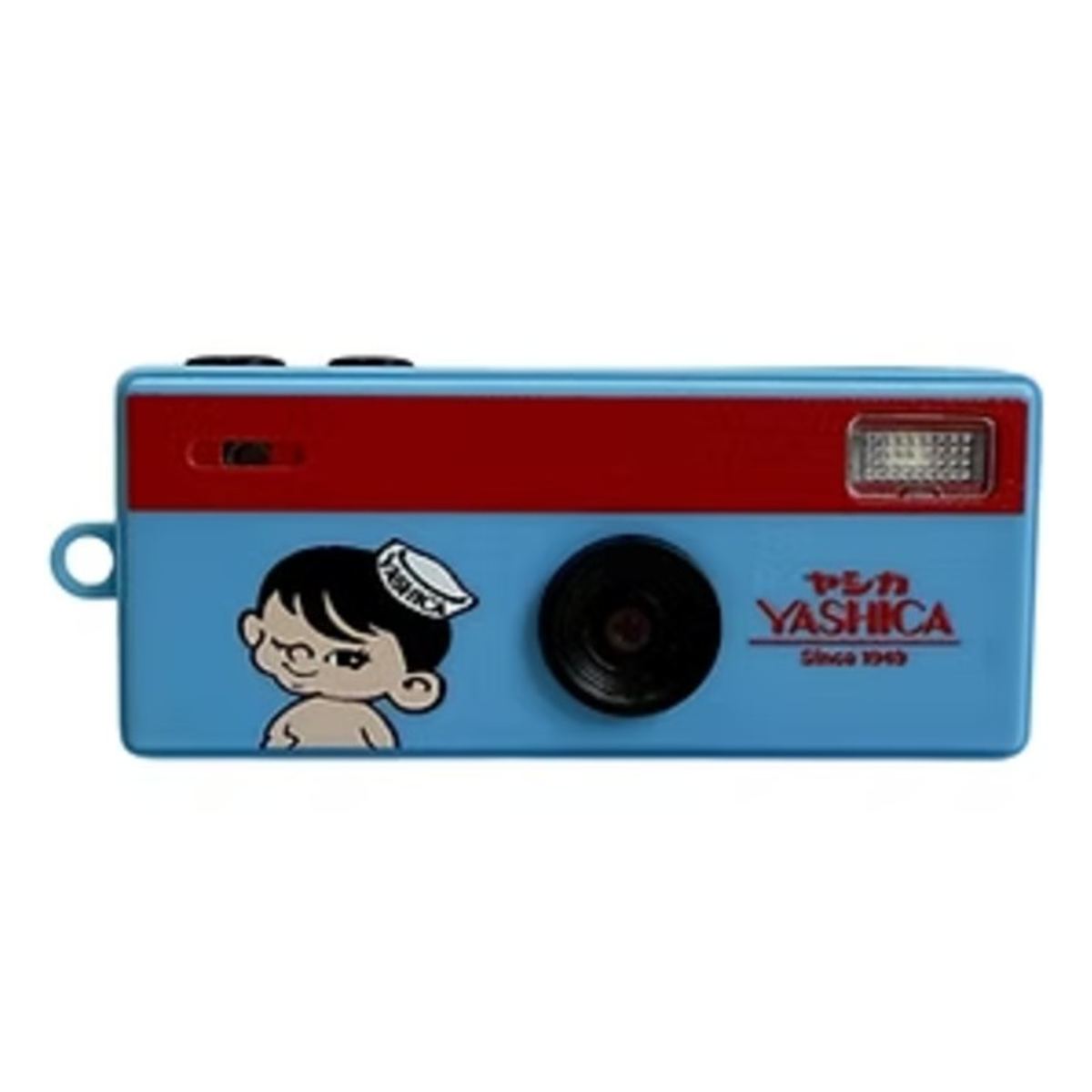 Appareil photo Yashica bleu avec bande rouge, personnage de dessin animé, objectif noir et flash sur fond blanc.