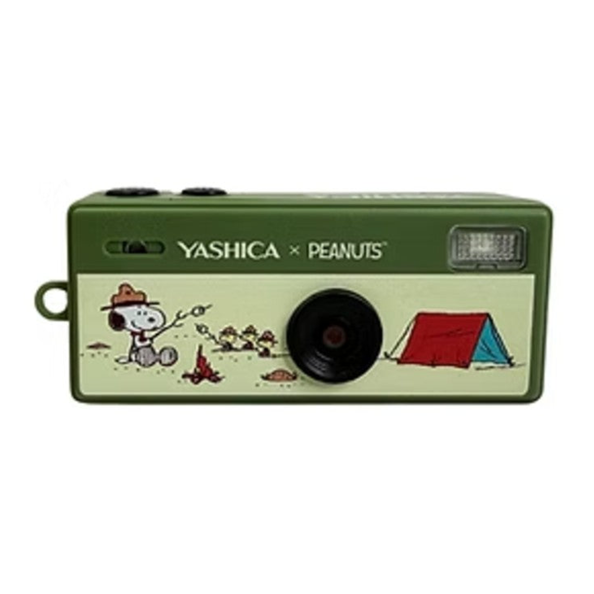 Caméra verte Yashica x Peanuts avec des graphismes de camping Snoopy et une tente rouge.