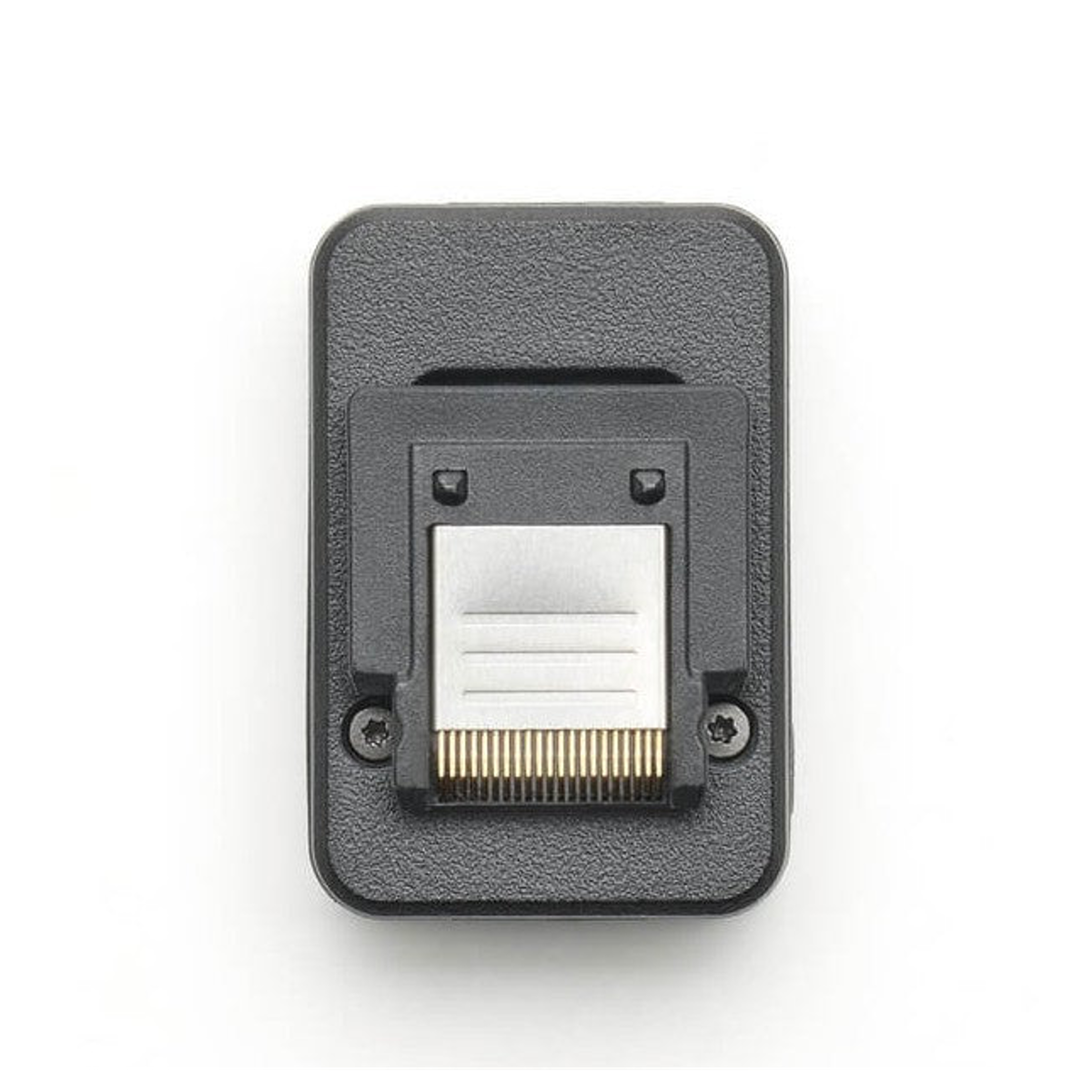 Czarny adapter ładowarki do baterii aparatu ze złotymi pinami na białym tle.