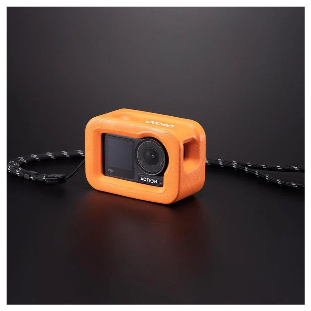 Una cámara Osmo Action 4 dentro de una funda protectora naranja con cordón negro, sobre fondo oscuro.