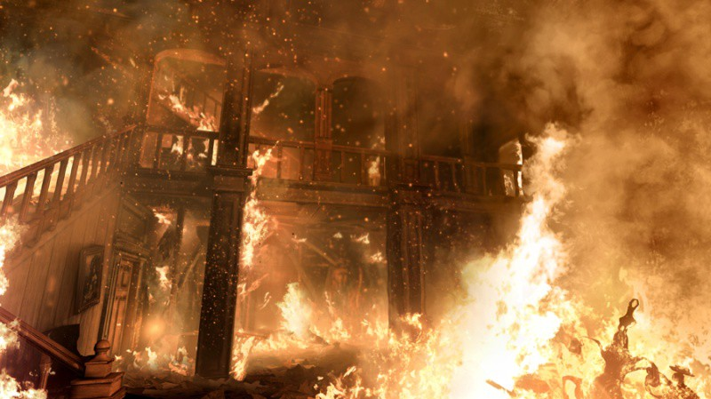 Ein großes, historisches Gebäude steht in hellen Flammen, dichter Rauch und Funken füllen den Raum.