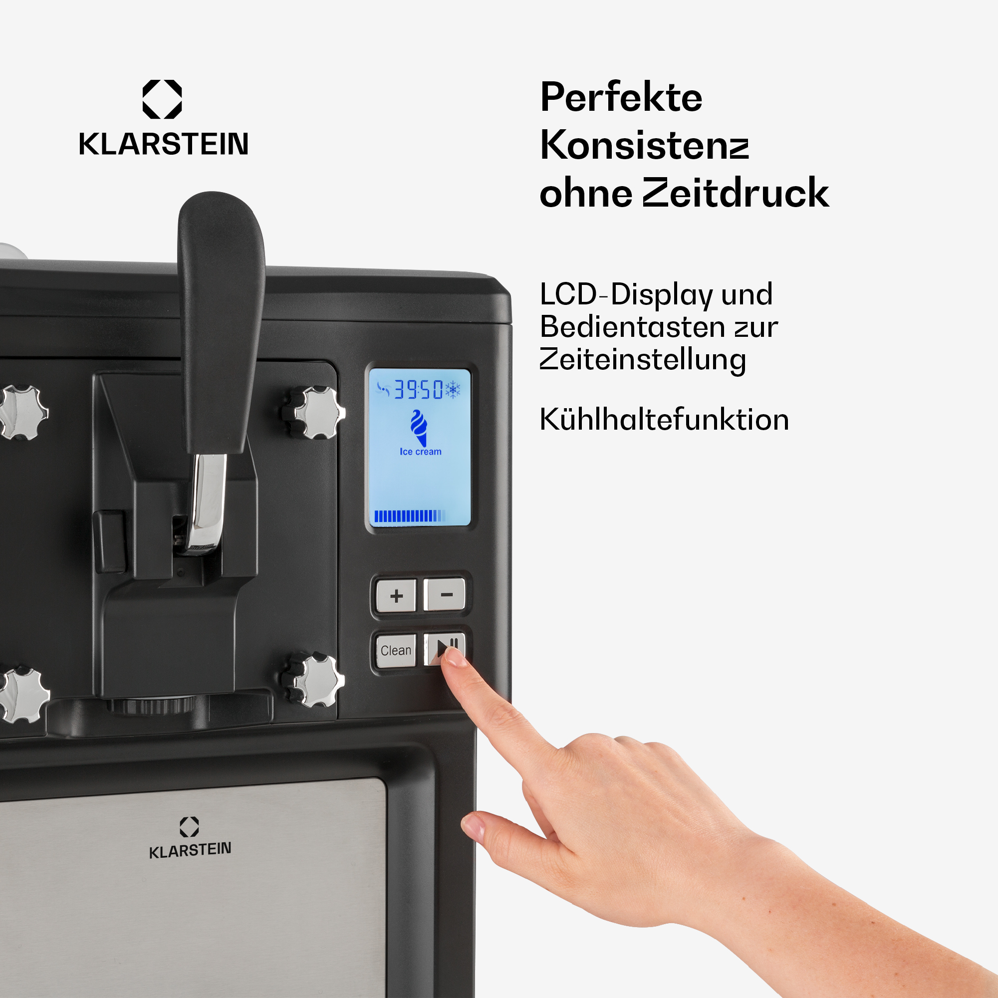 Hand drückt Starttaste einer schwarzen Klarstein Eismaschine mit digitalem Display.