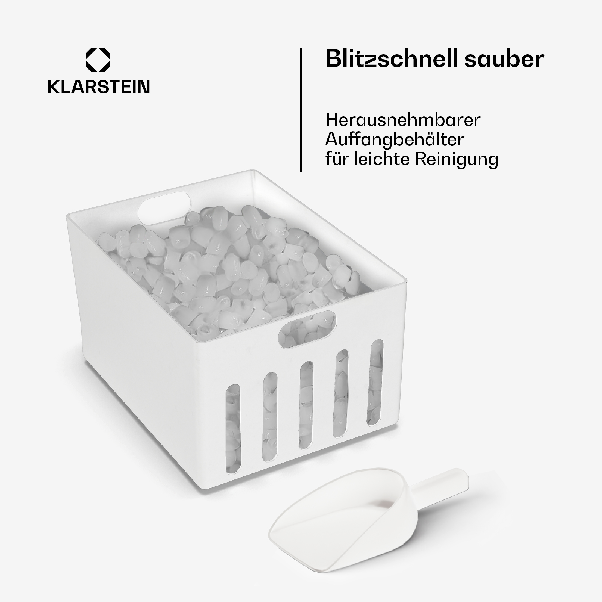 Weißer Eiskorb voller Eiswürfel und Eisschaufel daneben auf hellem Hintergrund.
