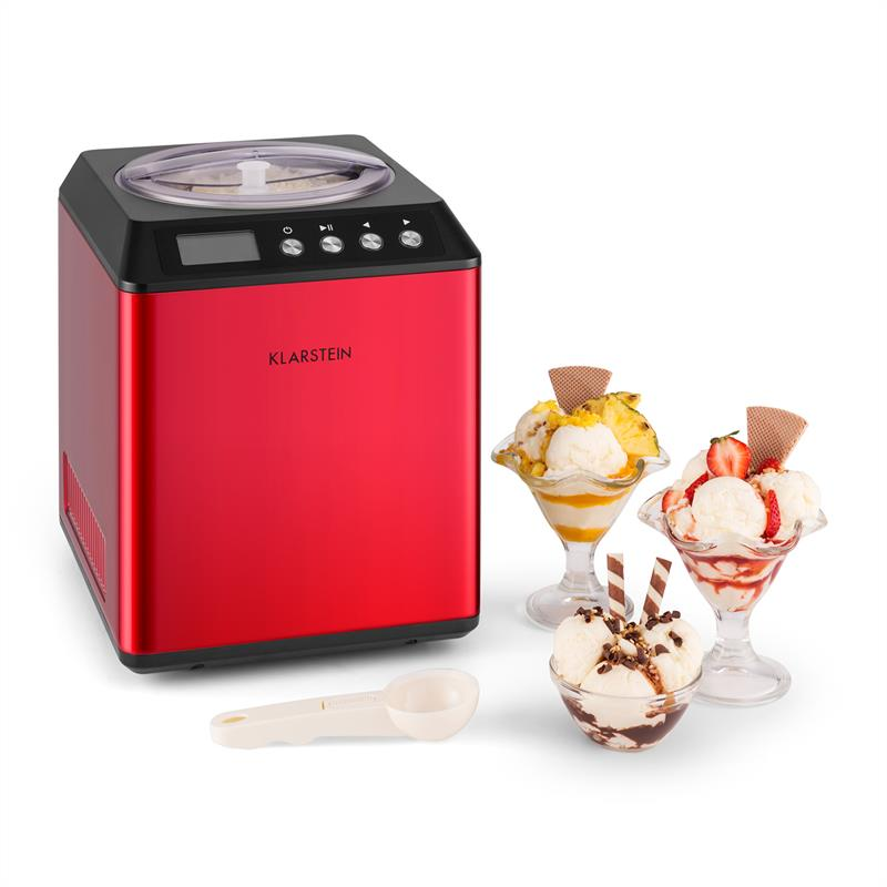Rote Klarstein Eismaschine mit drei Eisbechern und einem Löffel auf weißem Hintergrund.