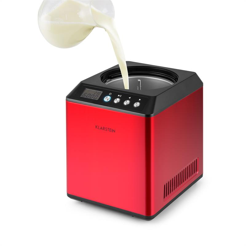 Milch wird aus einer Karaffe in eine rote Klarstein-Eismaschine gegossen.