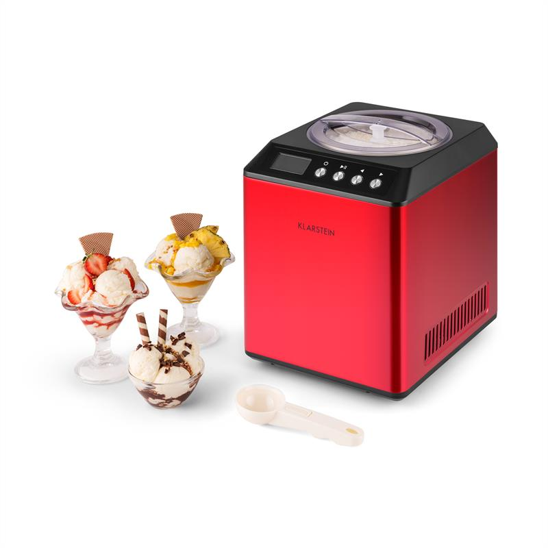 Rote Klarstein-Eismaschine mit drei Eisbechern und Löffel auf weißem Grund.