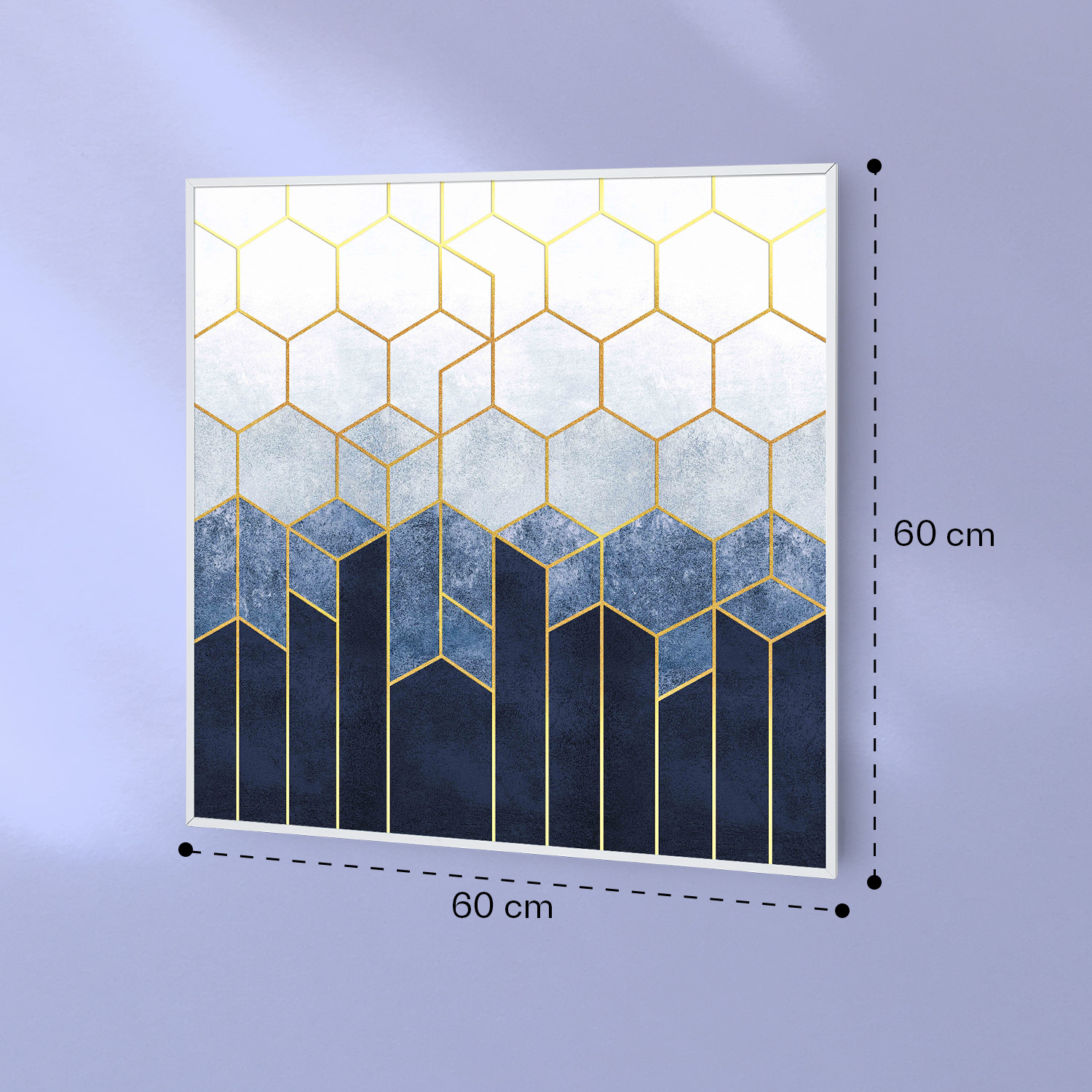 Quadratisches blau-weißes abstraktes Bild mit goldenen Linien und 60x60 cm Maßangaben an einer lila Wand.