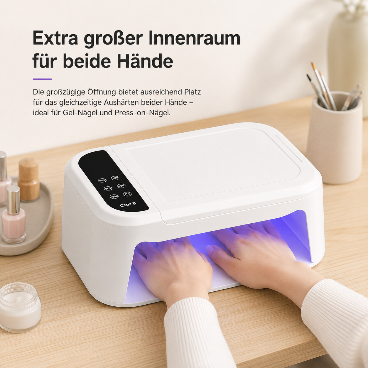 Eine weiße UV-Nagellampe auf einem Tisch mit zwei Händen im inneren blauen Licht.