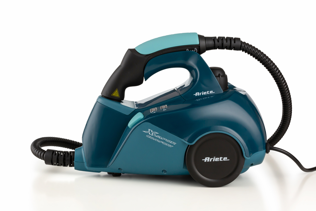 Un pulitore a vapore blu Ariete X Vapor Comfort su fondo bianco con tubo e impugnatura neri.