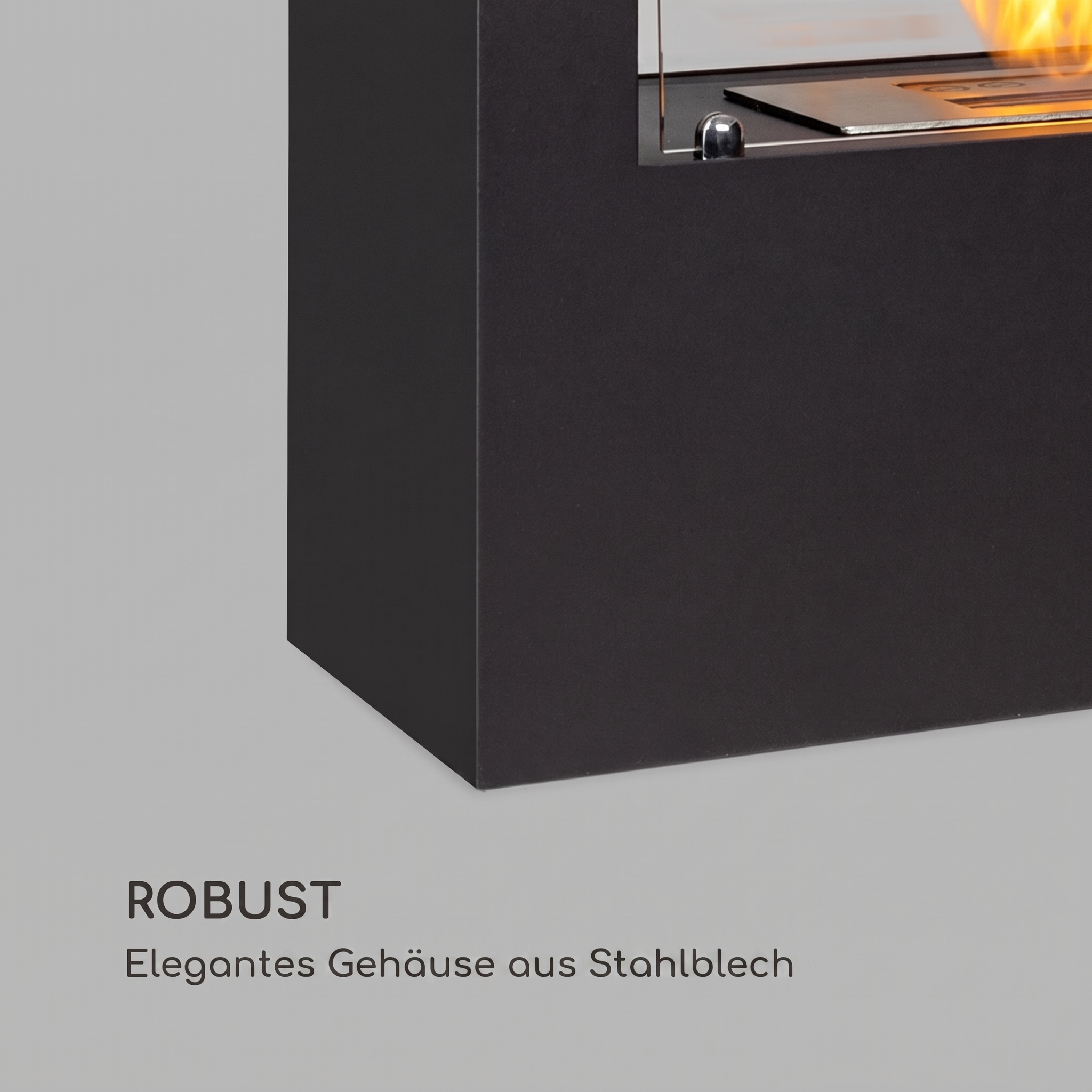 Ein schwarzer Bioethanol-Kamin aus Metall mit sichtbarer Flamme hinter Glas, vor grauem Hintergrund mit Text.