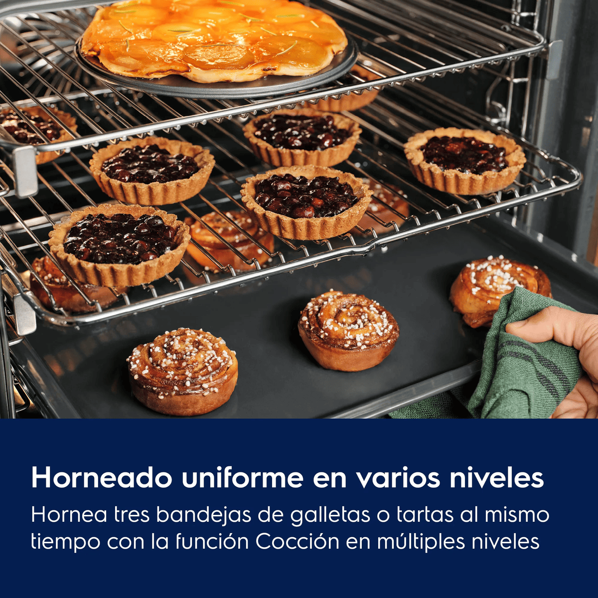 Varias tartas y rollos de canela horneándose en un horno en varios niveles.