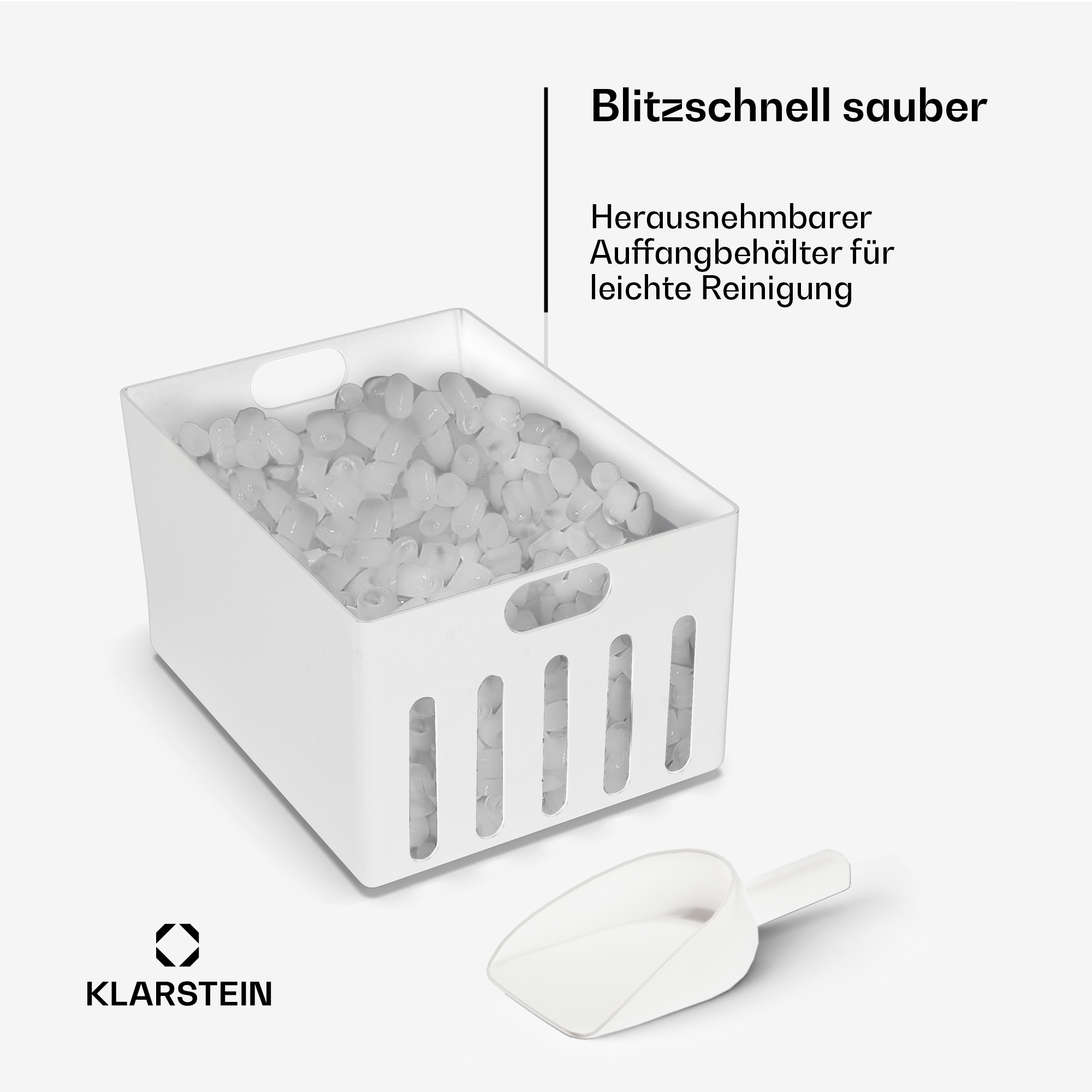 Weißer Eiskorb voller Eiswürfel mit Schaufel und Text auf hellem Grund.