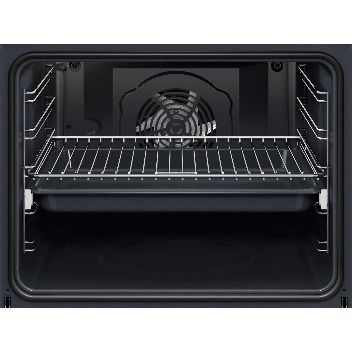 El interior de un horno negro con una rejilla metálica y una bandeja de horno en el estante central.