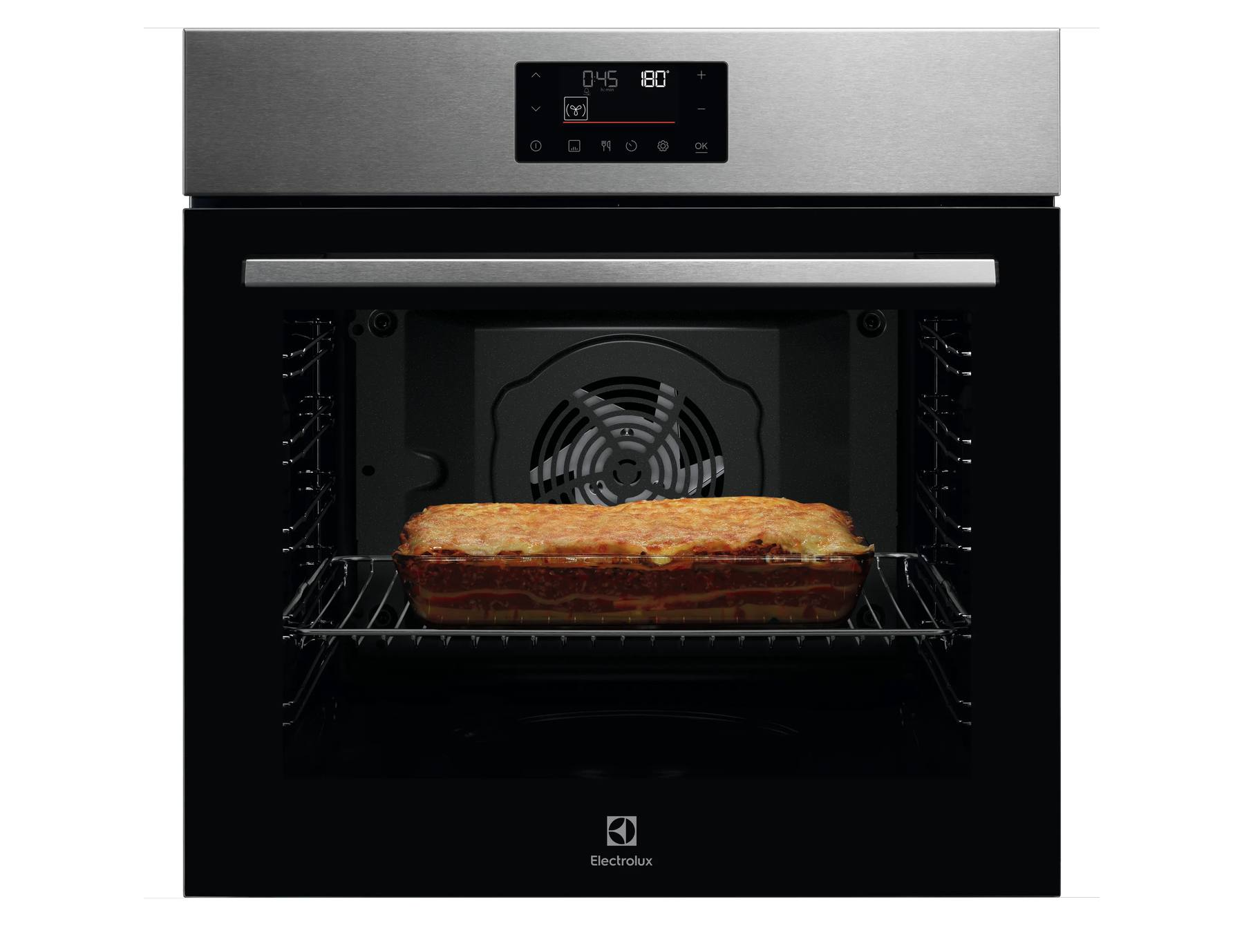 Un horno eléctrico moderno con panel de acero inoxidable muestra lasaña en una rejilla dentro del interior iluminado.