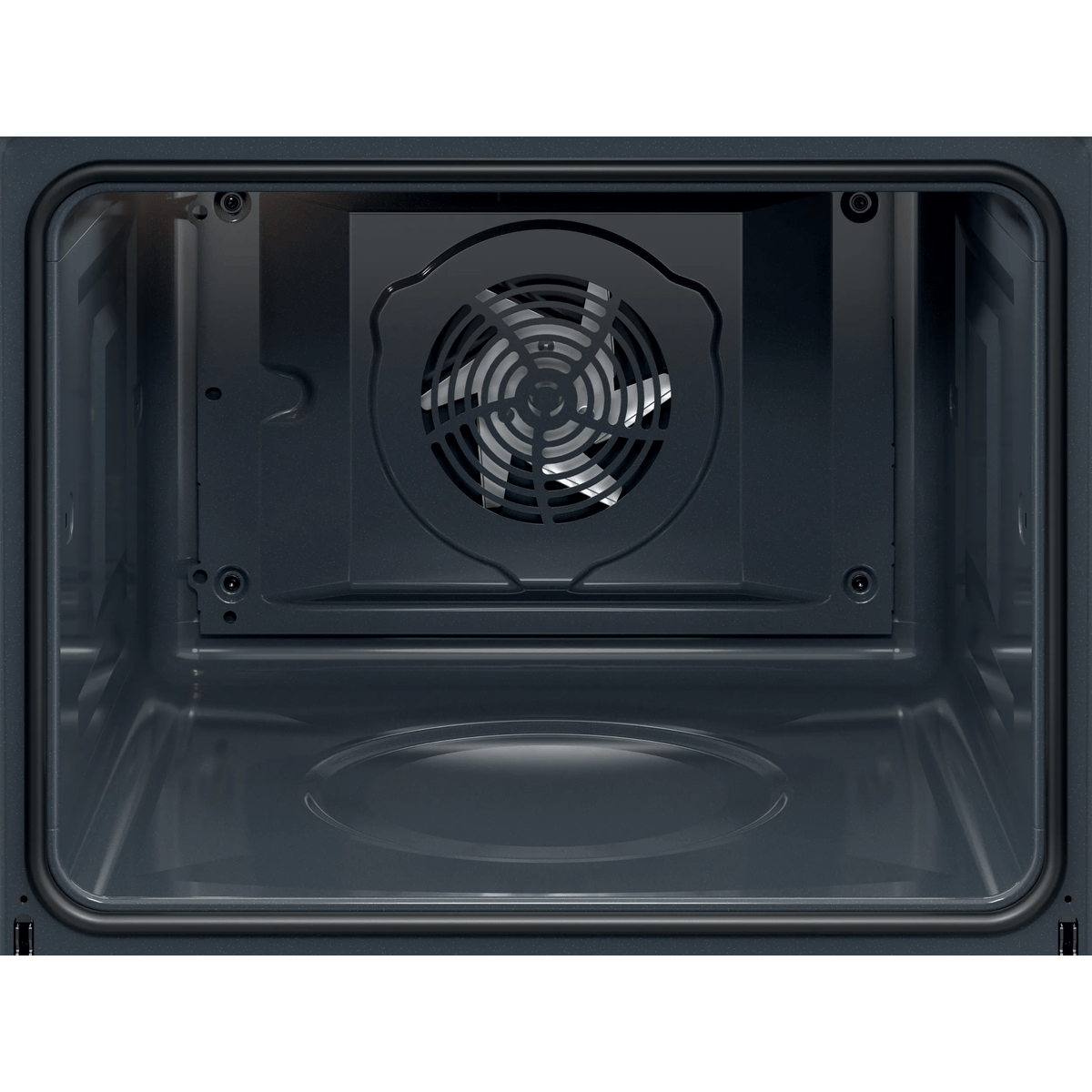 Vista interior de un horno negro limpio con un ventilador de convección integrado en la pared trasera.