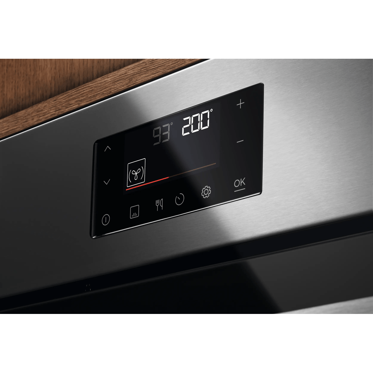Pantalla digital de un horno de acero inoxidable con ajustes de temperatura y temporizador.