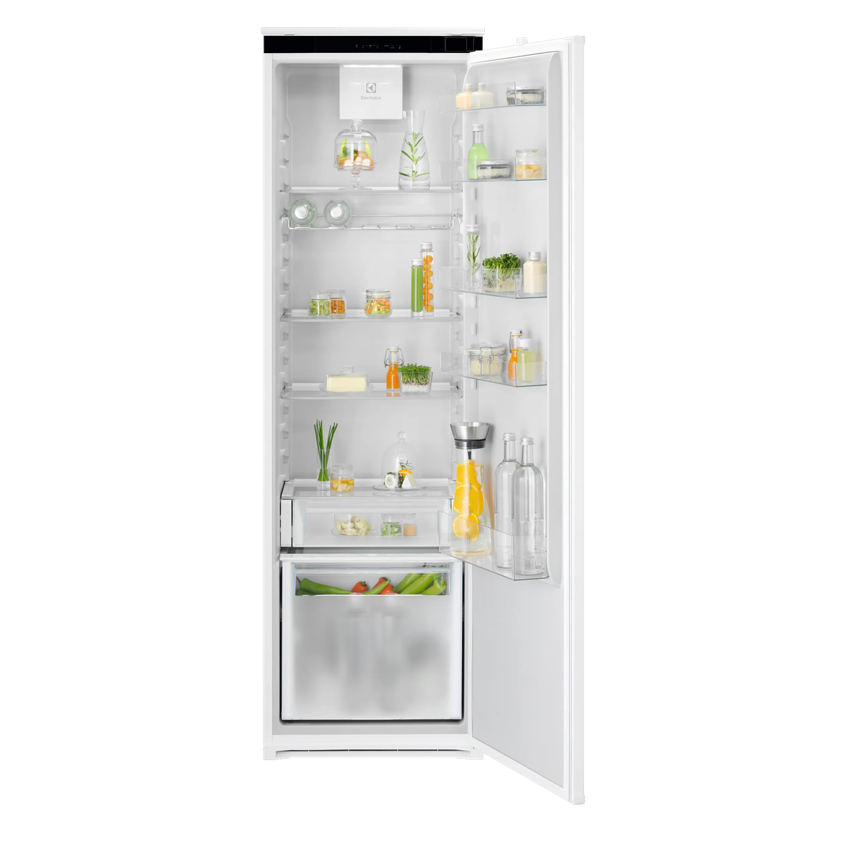 Un refrigerador blanco abierto lleno de alimentos, frascos y botellas en sus estantes y compartimentos.