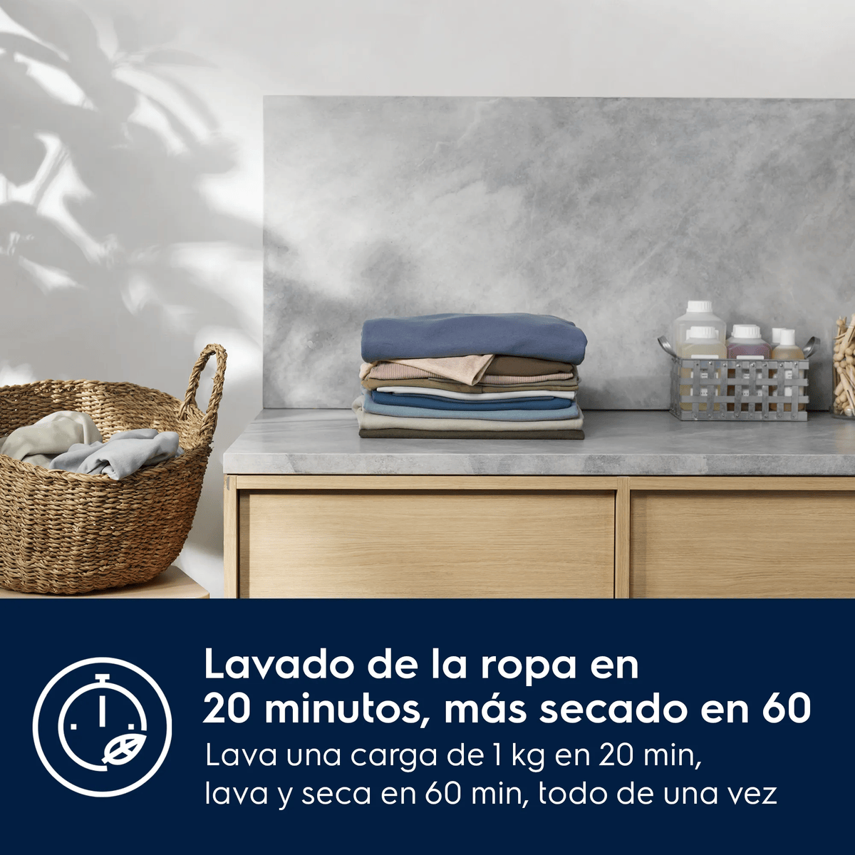 Ropa doblada en una encimera gris, un cesto a la izquierda y detergentes a la derecha, con texto abajo.