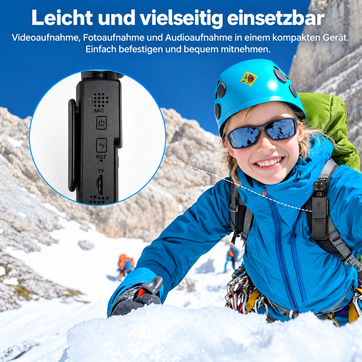 Kind in blauer Jacke und Helm klettert im Schnee, mit einer kleinen Kamera am Rucksack.