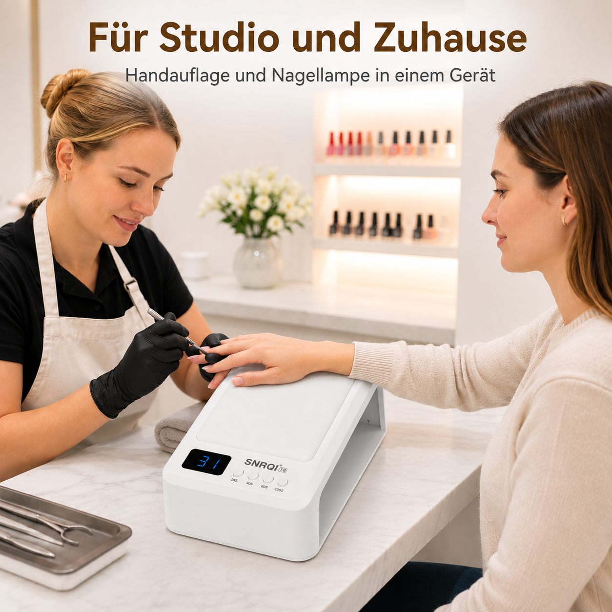 Nageldesignerin mit Schürze arbeitet an den Fingern einer Kundin vor einer Nagelstation mit UV-Lampe.