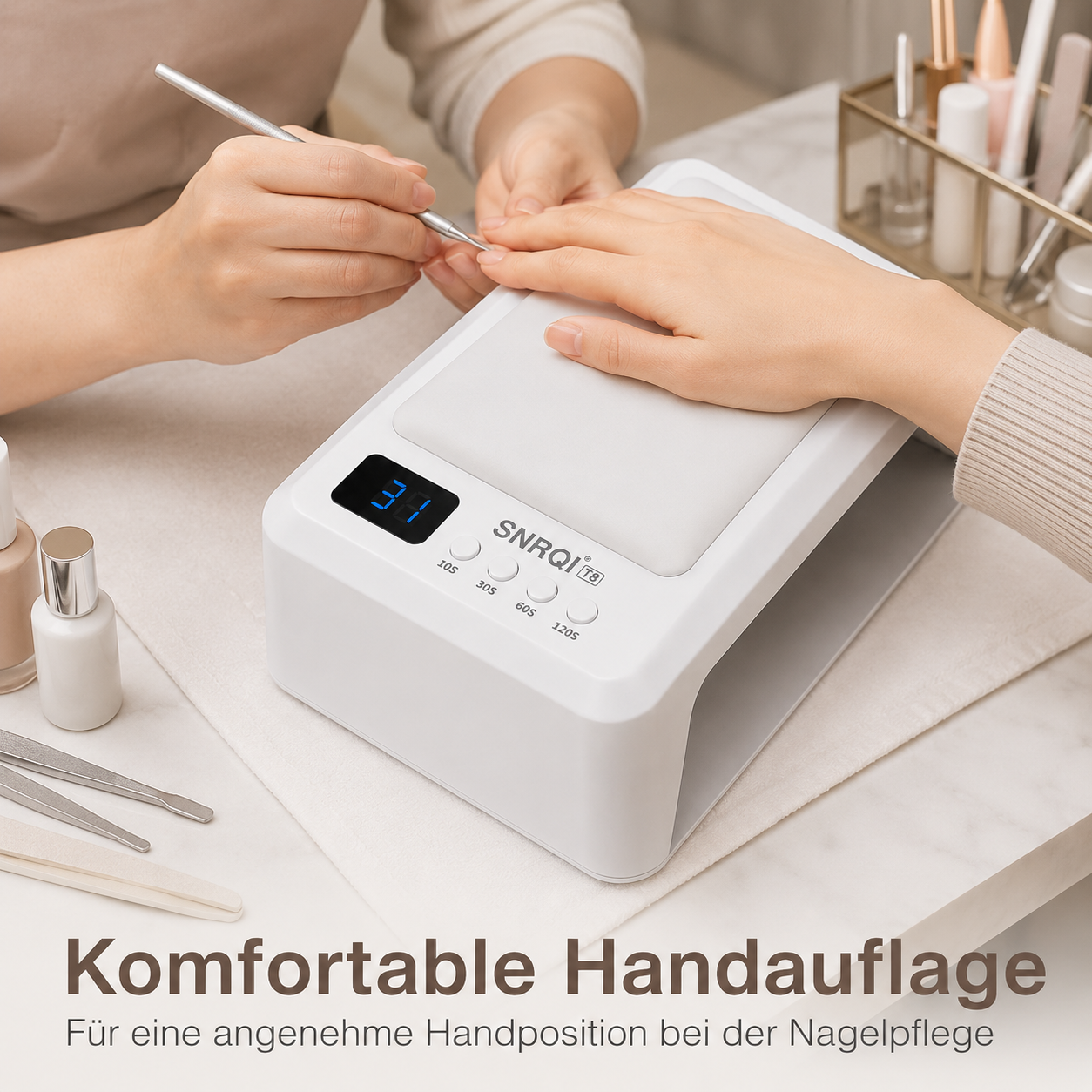Eine Person erhält eine Maniküre auf einer weißen LED-Nagellampe mit Handauflage.