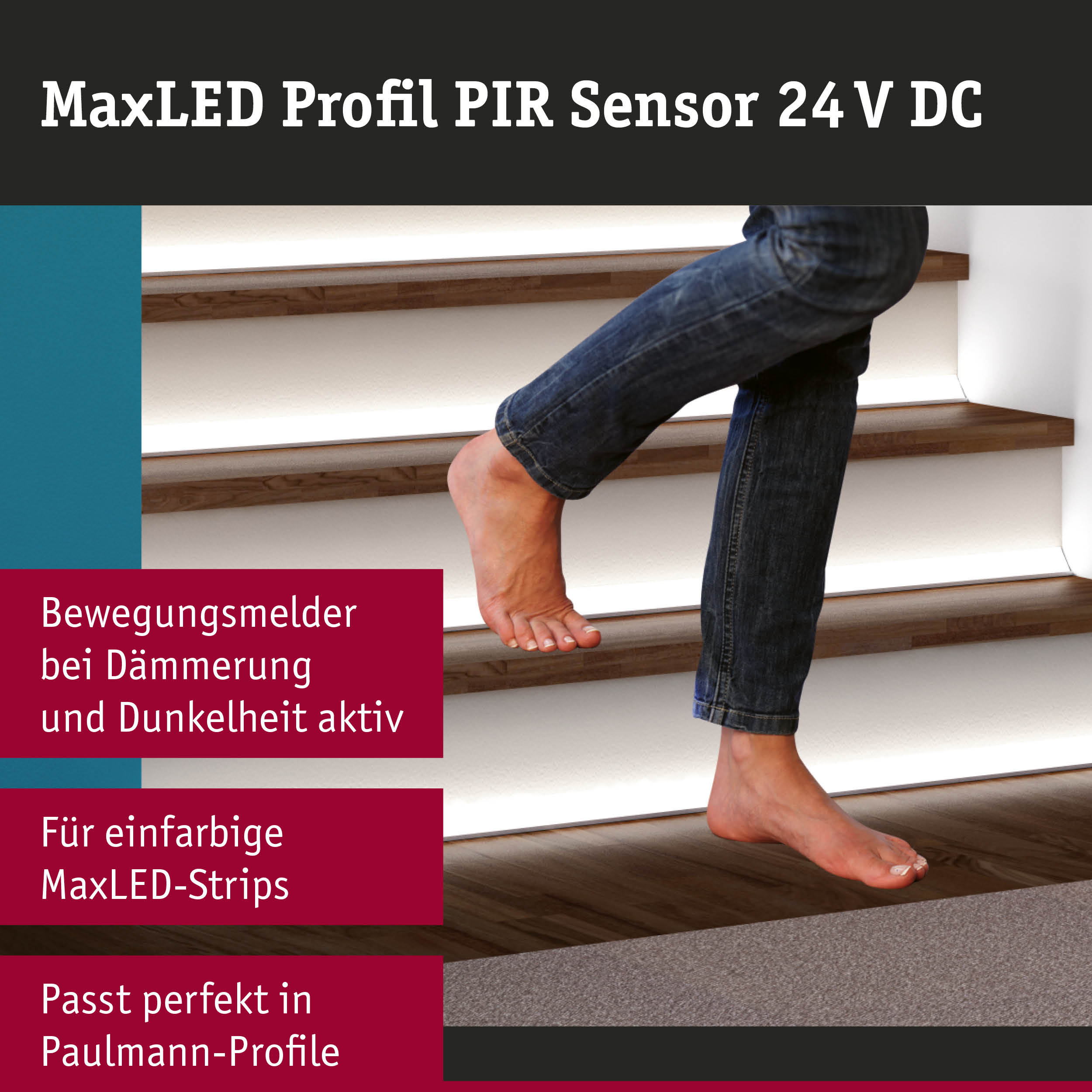 Barfüßige Person geht nachts die beleuchtete Treppe hinauf, mit LED-Strips und Sensor.