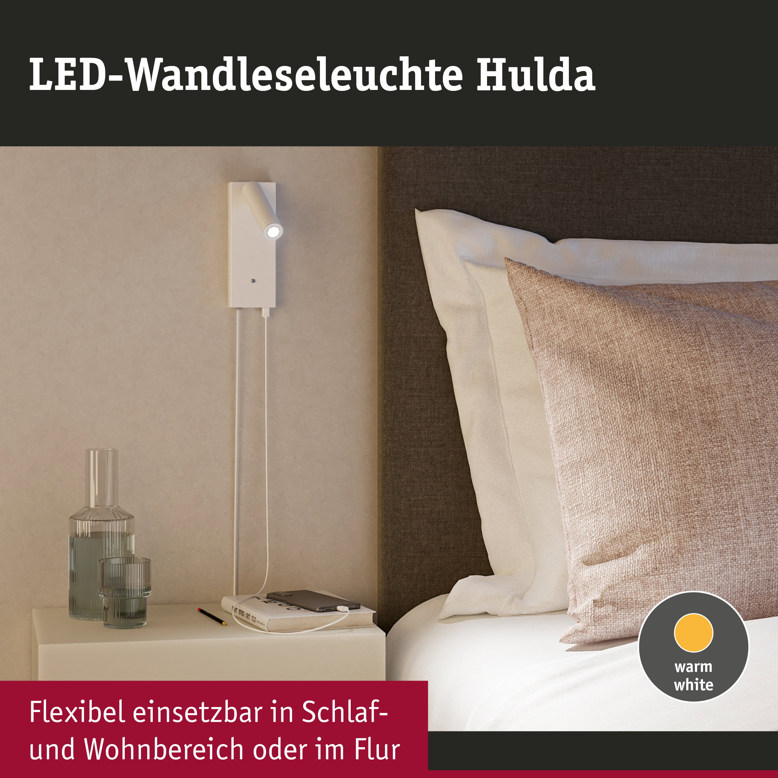 Weiße LED-Wandleselleuchte an einer Wand über einem Nachttisch im Schlafzimmer.