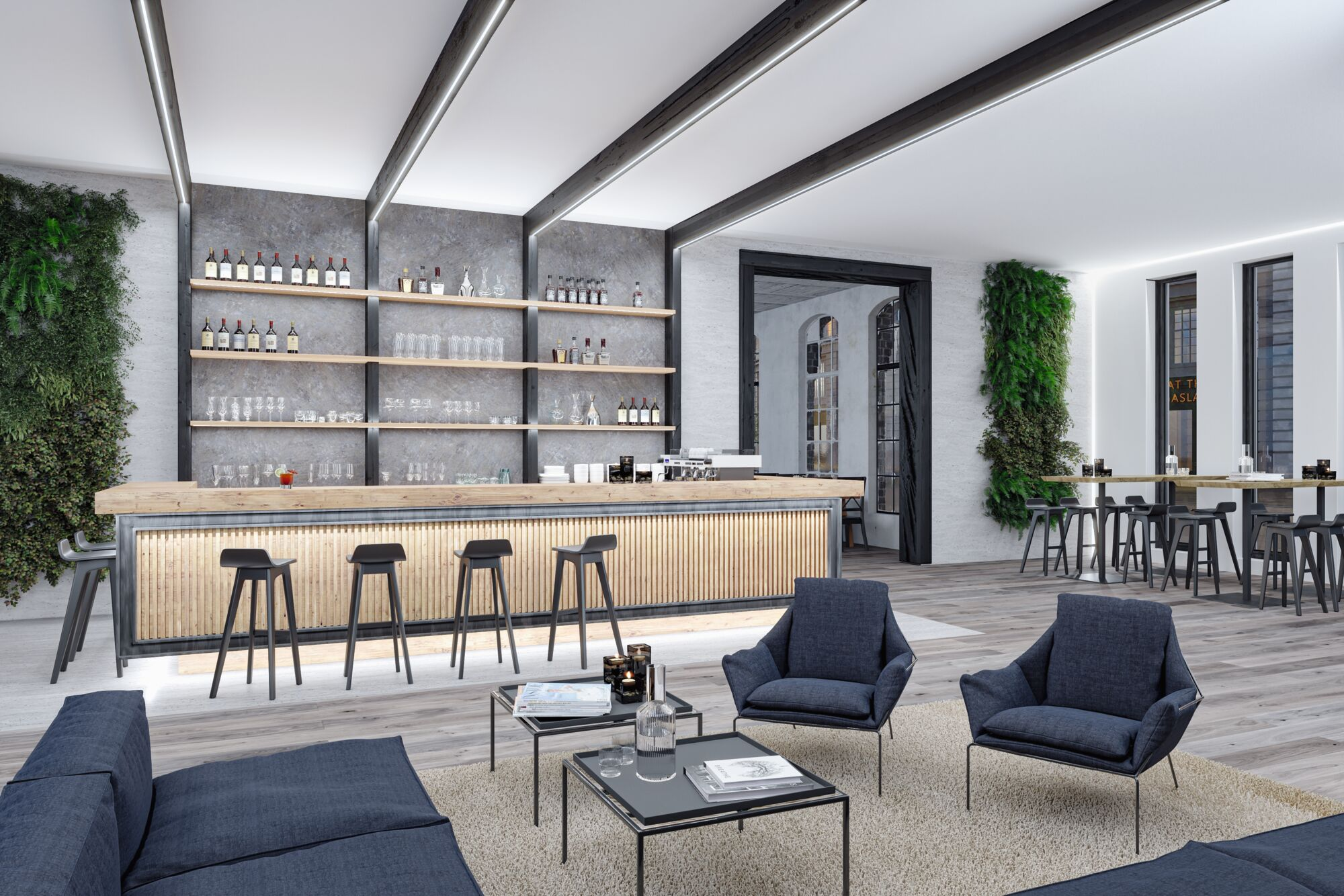 Eine moderne Bar mit Holztheke, dunkelblauen Sesseln und Regalen voller Flaschen an einer grauen Wand.