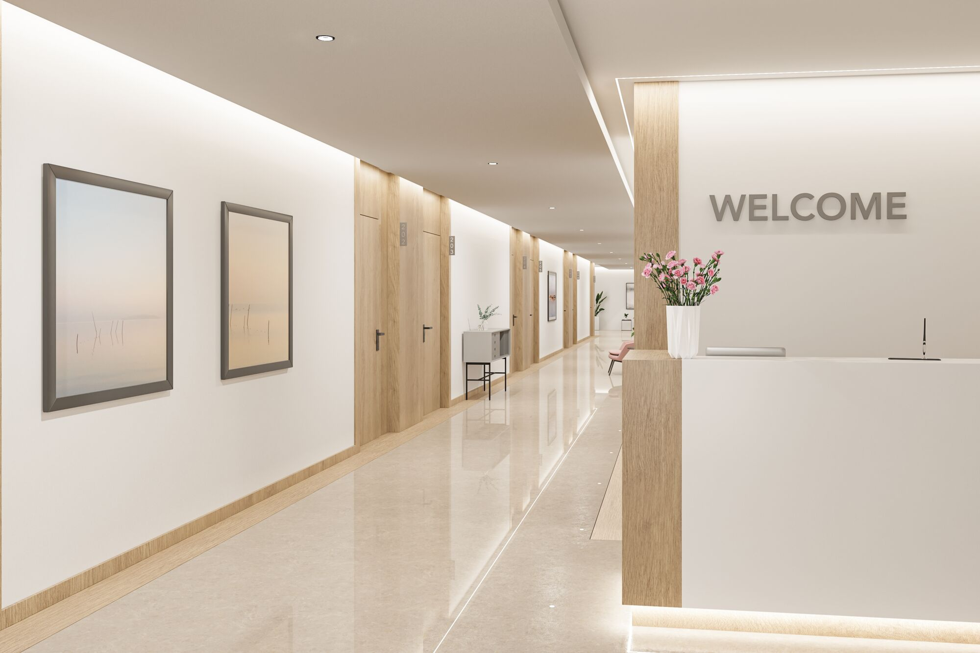 Moderne Hotellobby mit Empfangstresen, Holztüren, gerahmten Bildern an der Wand und hellem, glänzendem Boden.