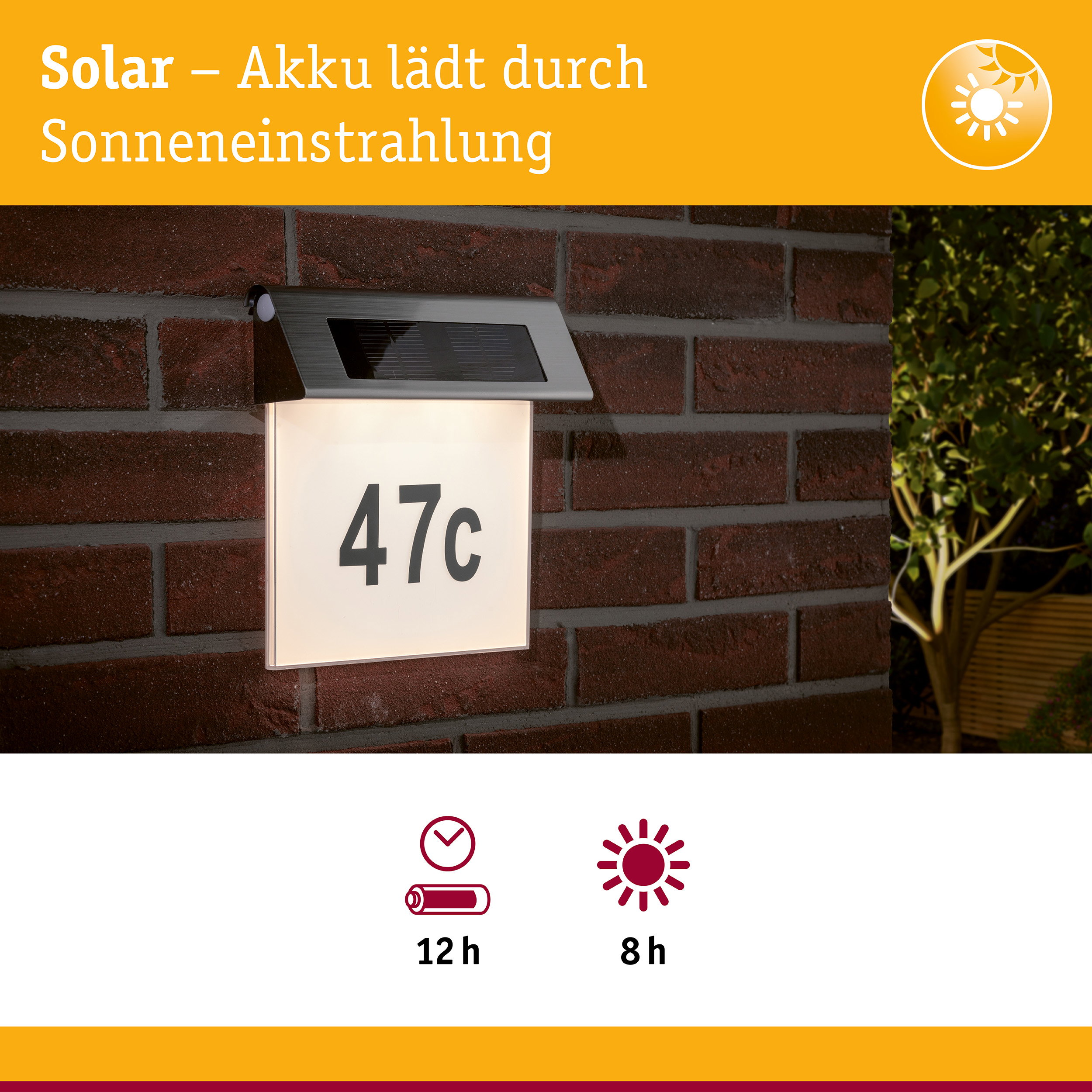 Beleuchtete Solar-Hausnummer 47c an Backsteinwand, mit Symbolen für 12h Akkulaufzeit und 8h Ladezeit.
