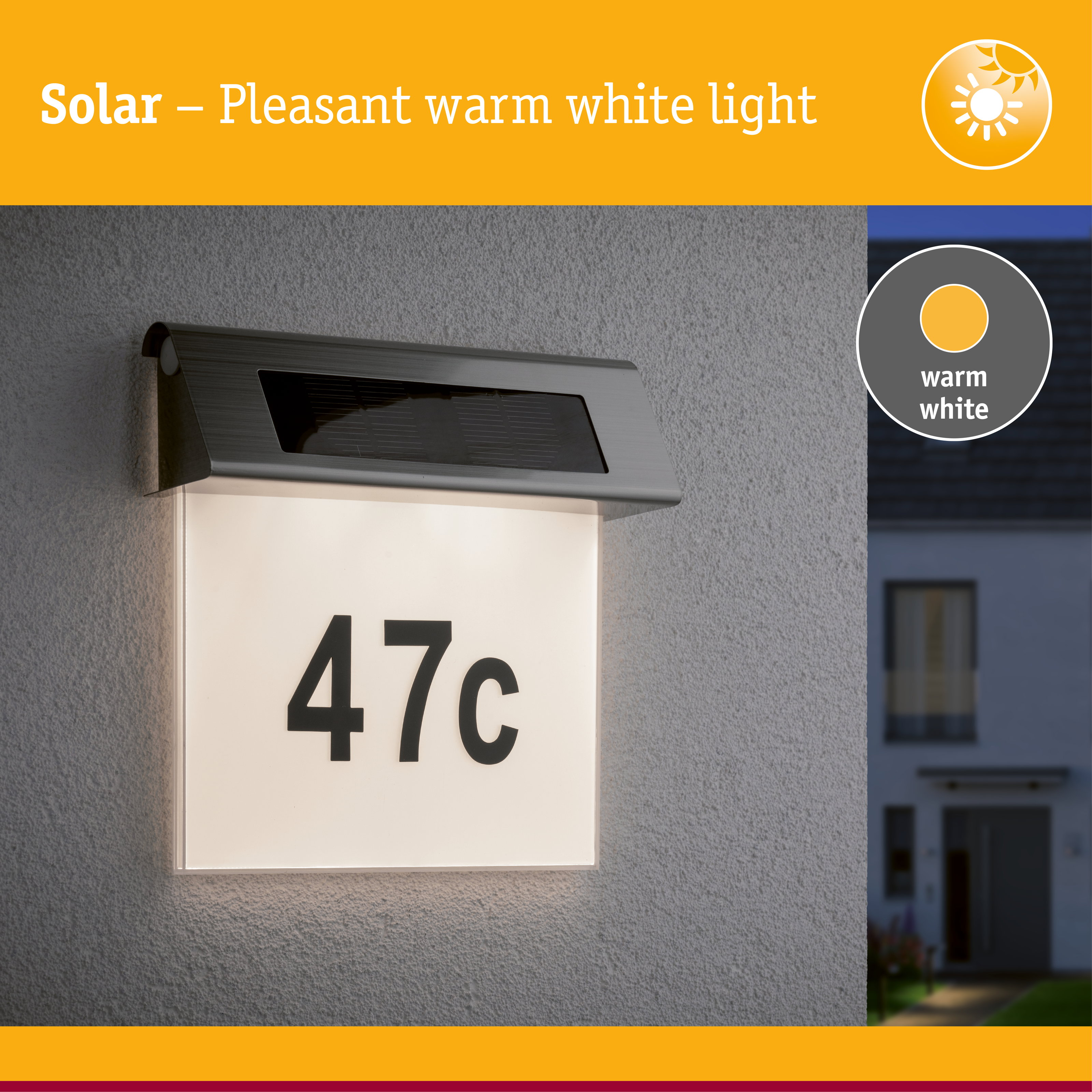 Beleuchtete Solarlampe als Hausnummer 47c an einer grauen Wand.
