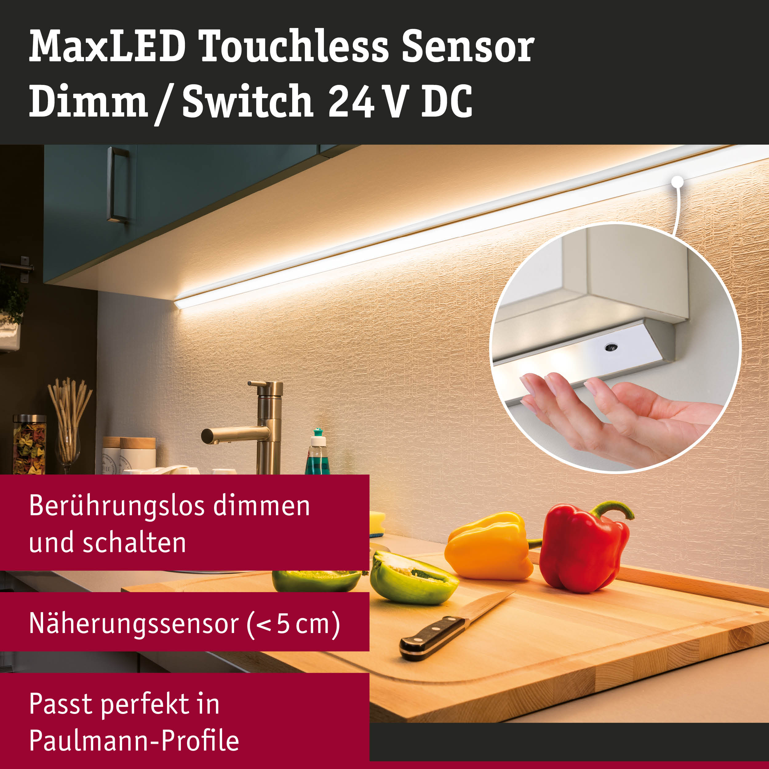 Unter einem Küchenschrank leuchtet ein LED-Streifen, eine Hand bedient ihn berührungslos über einen Sensor.