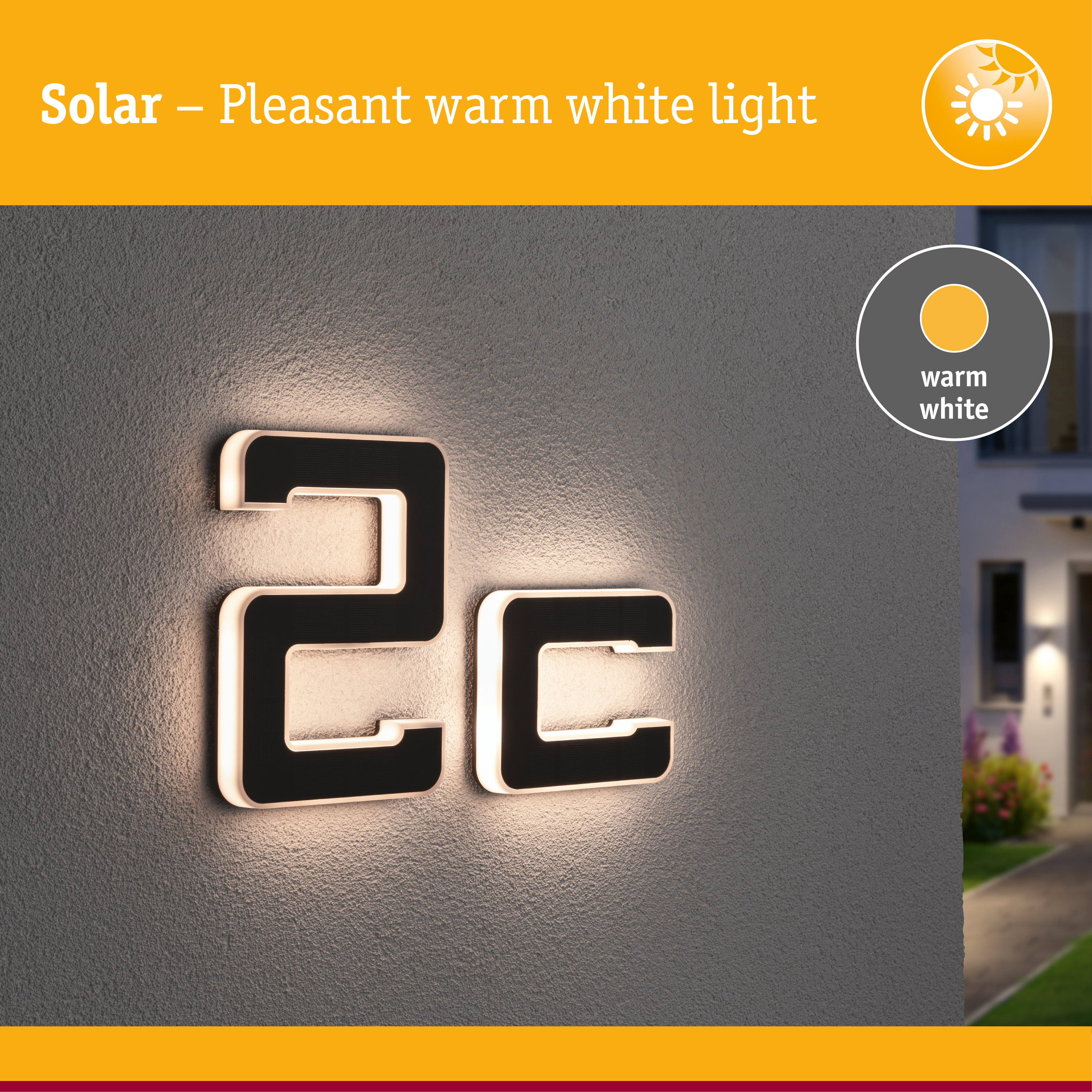 Beleuchtete Hausnummer 2c mit warmweißem Licht an einer grauen Wand.