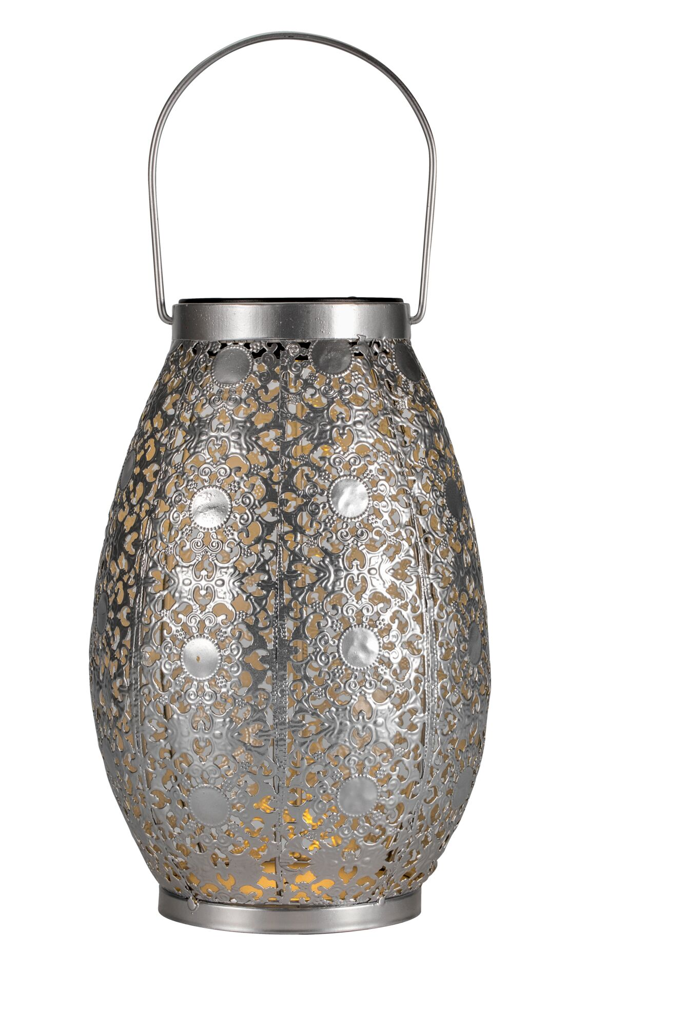 Eine silberne Metalllaterne mit filigranen Ausschnitten und Henkel leuchtet innen auf weißem Hintergrund.