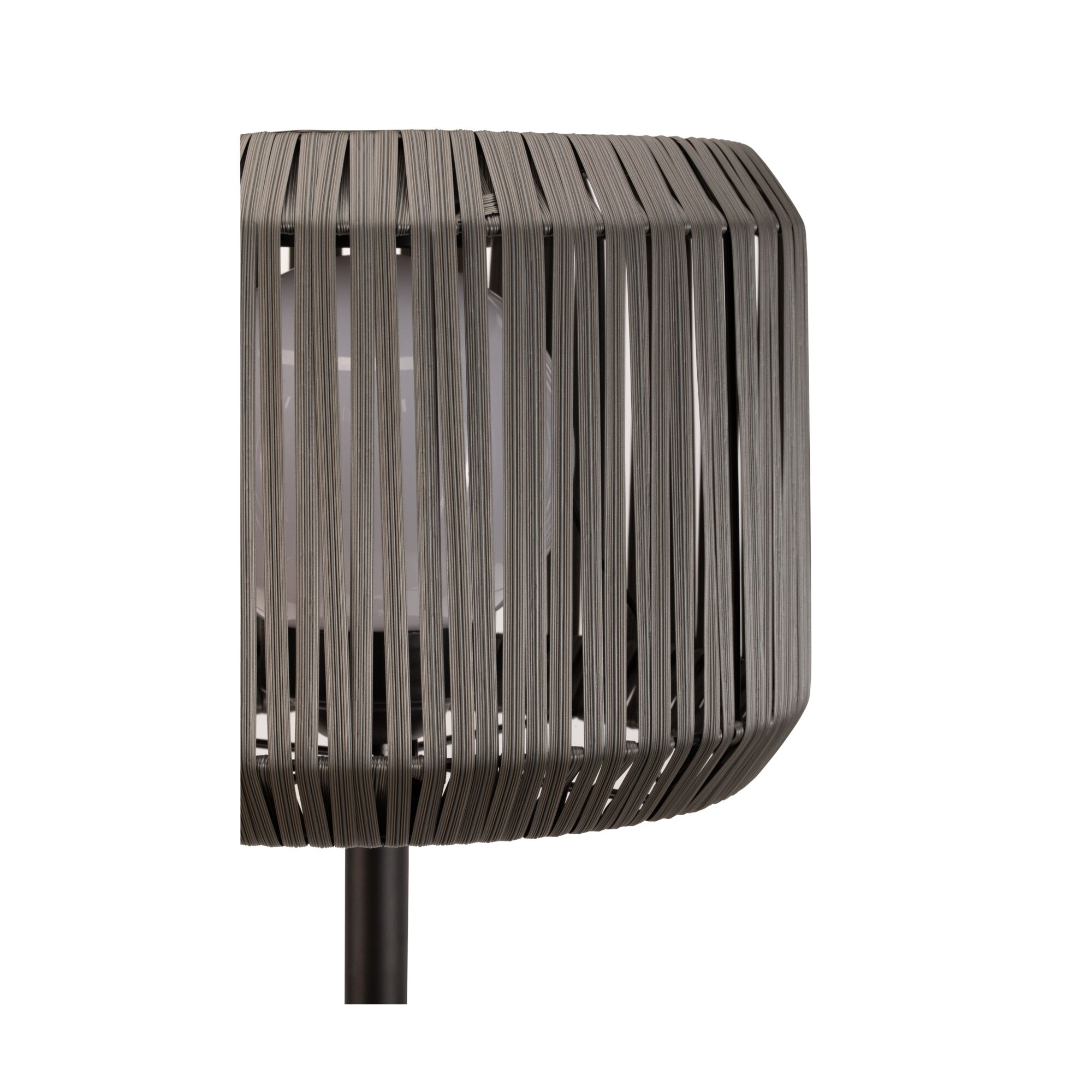 Eine moderne Außenstehlampe mit dunkelgrauem seilummanteltem Schirm und weißer Globusbirne.