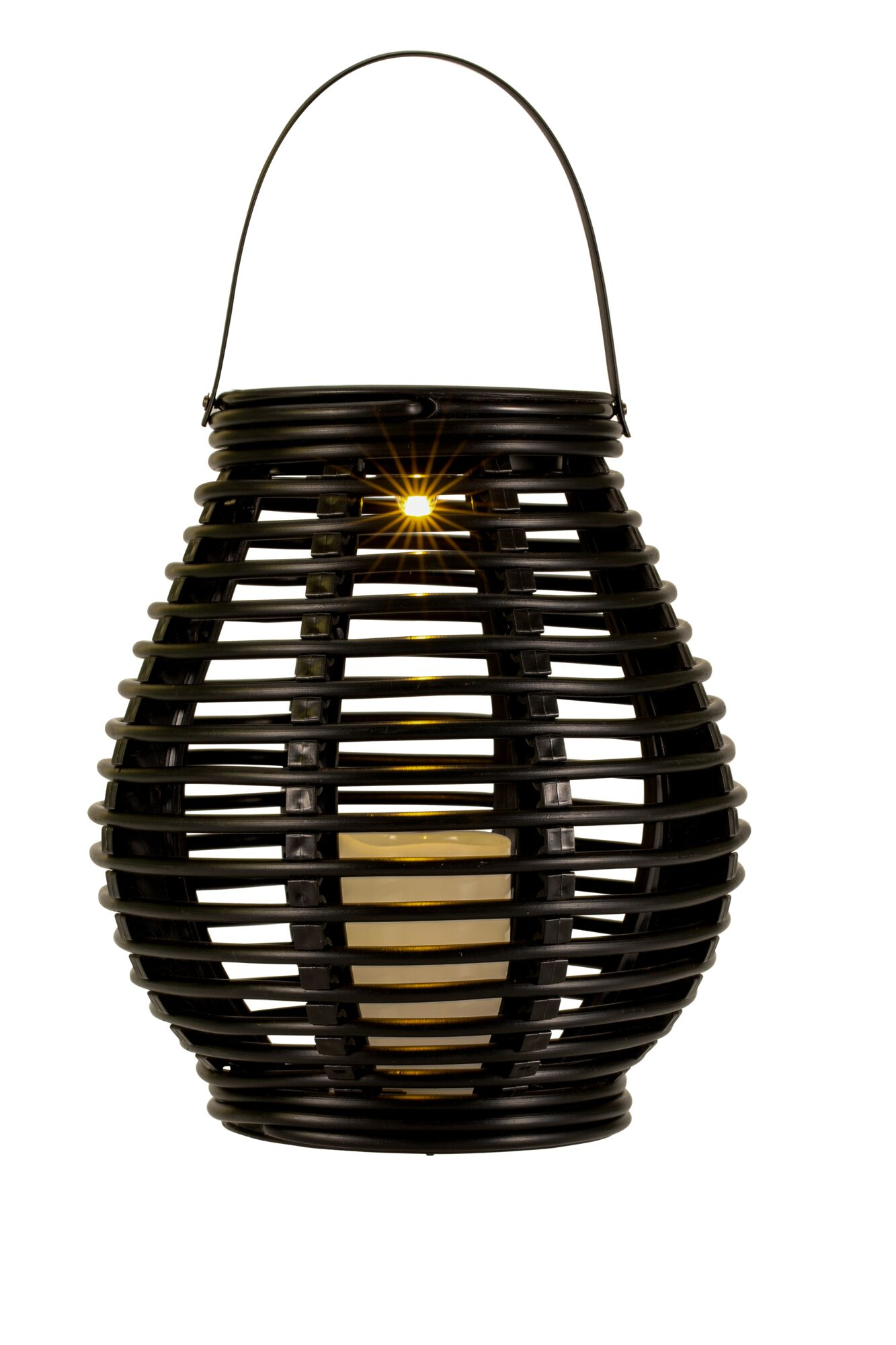 Schwarze Rattan-Hängelaterne mit einer brennenden Kerze im Inneren auf weißem Hintergrund.