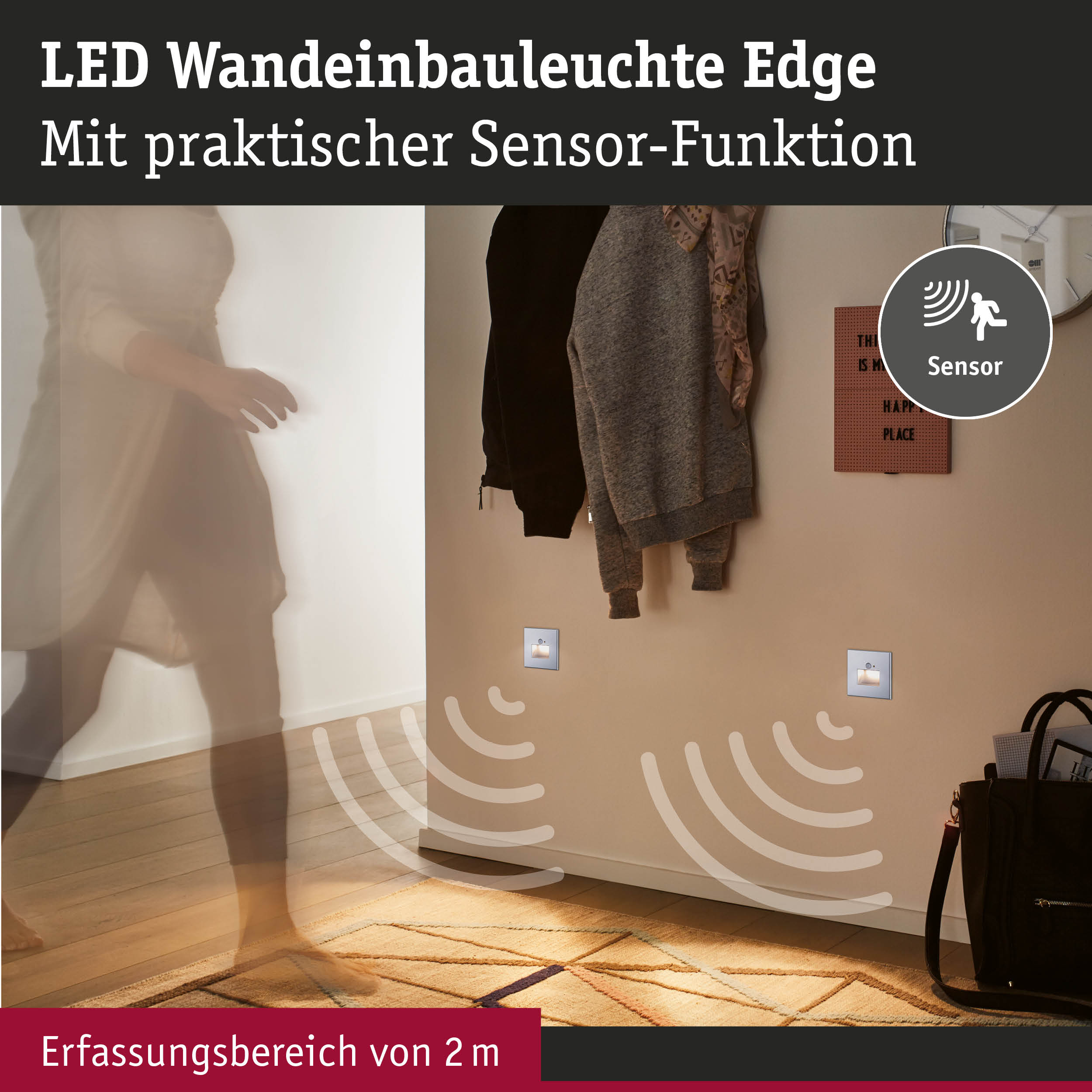 Eine Frau geht an einer Wand mit zwei LED-Wandeinbauleuchten und Sensoren im Flur vorbei.