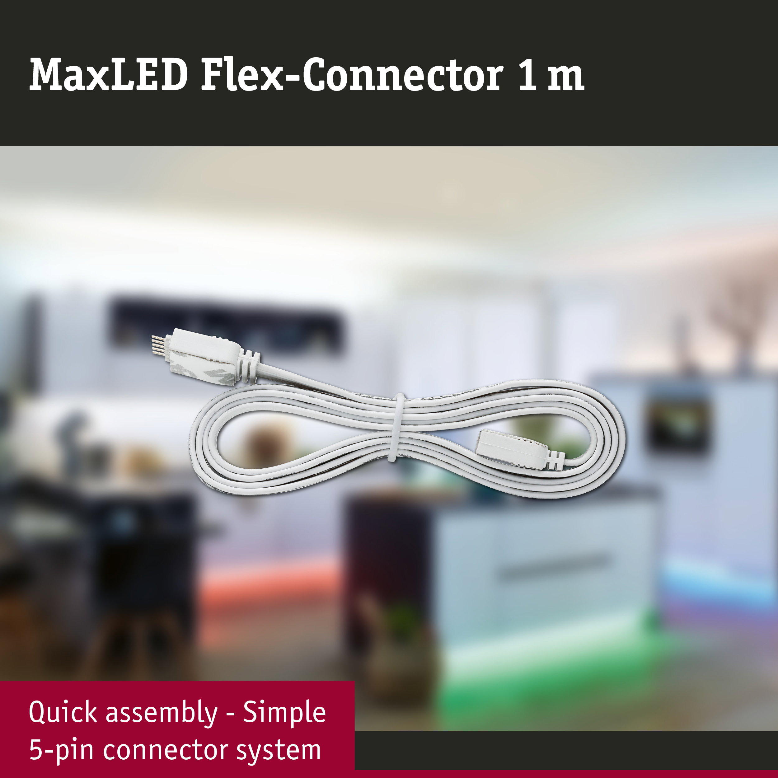 Ein weißes 1m MaxLED Flex-Verbindungskabel mit 5-Pin-System vor verschwommenem Küchenhintergrund.