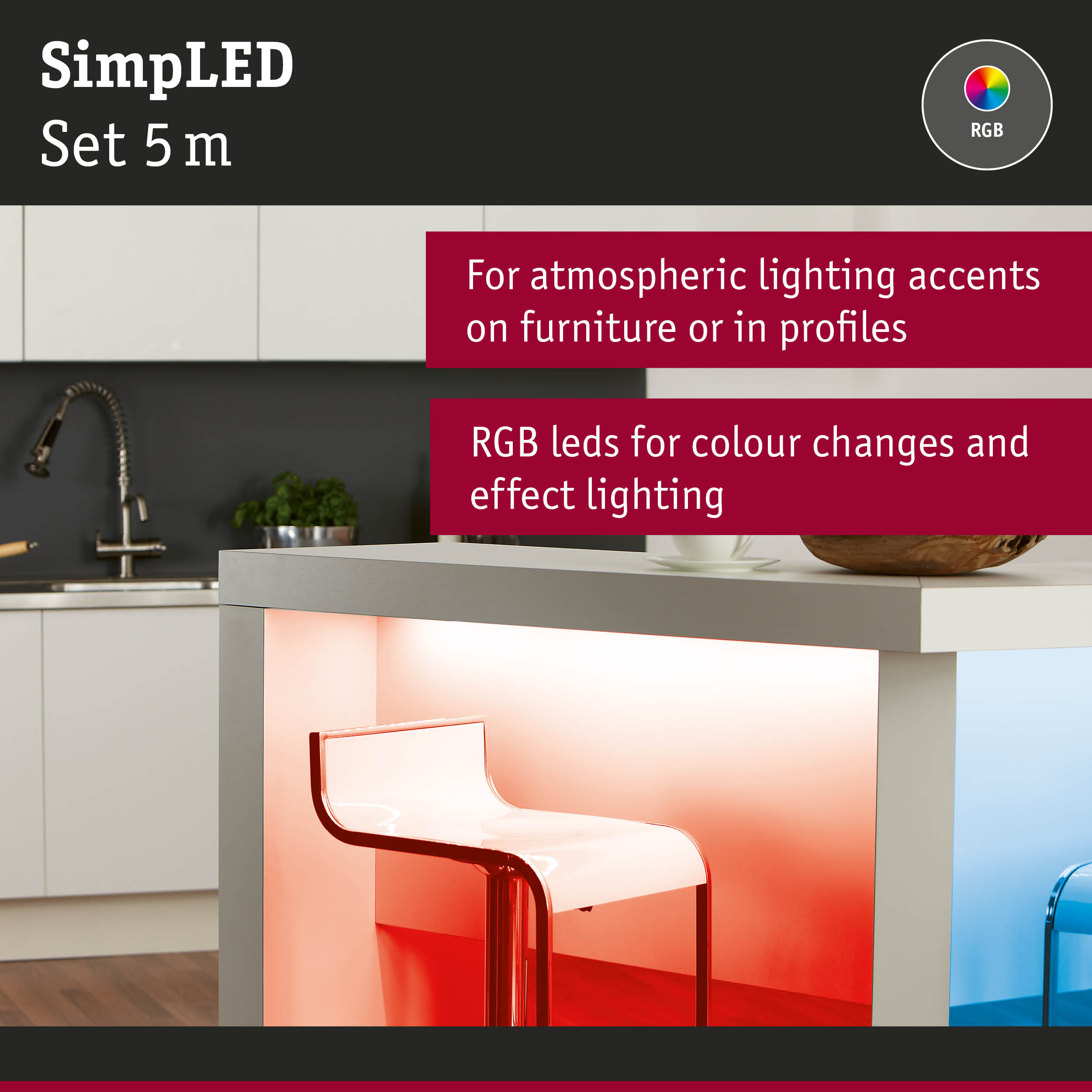 SimpLED 5m Set beleuchtet eine moderne Kücheninsel mit RGB-LEDs in Rot und Blau, mit Textoverlays.