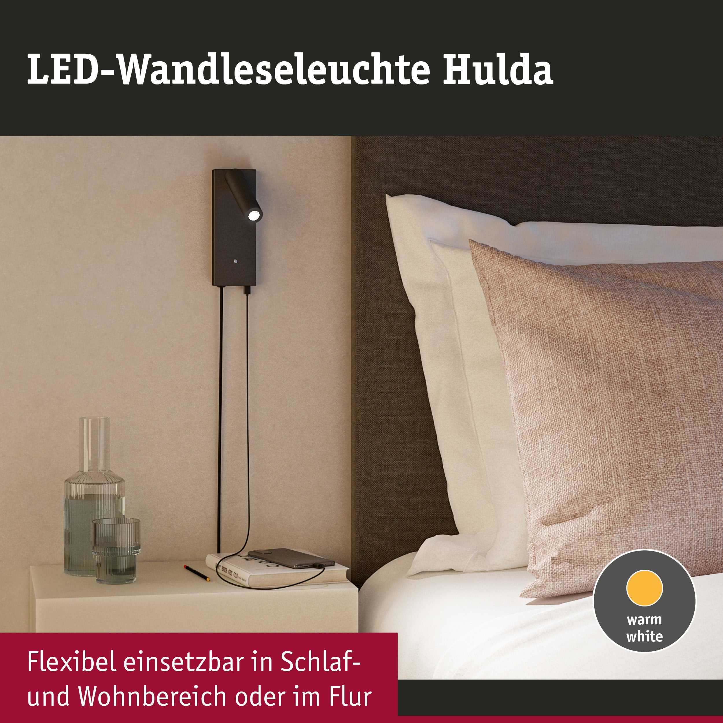 Schwarze LED-Wandleseleuchte über Nachttisch mit Glas, Buch und Smartphone neben Bett mit Kissen.