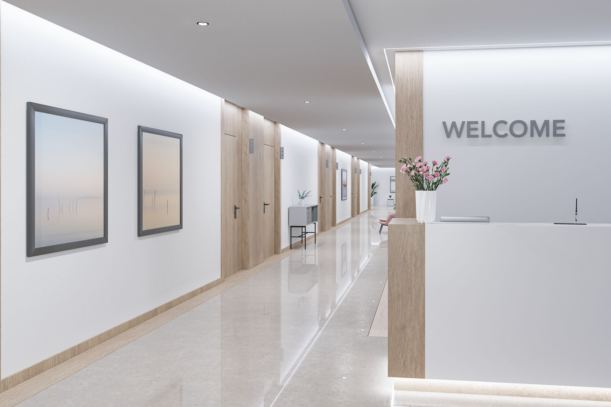 Moderner Büroflur mit weißen Wänden, Empfangstheke mit rosa Blumen, Holztüren und Bildern.