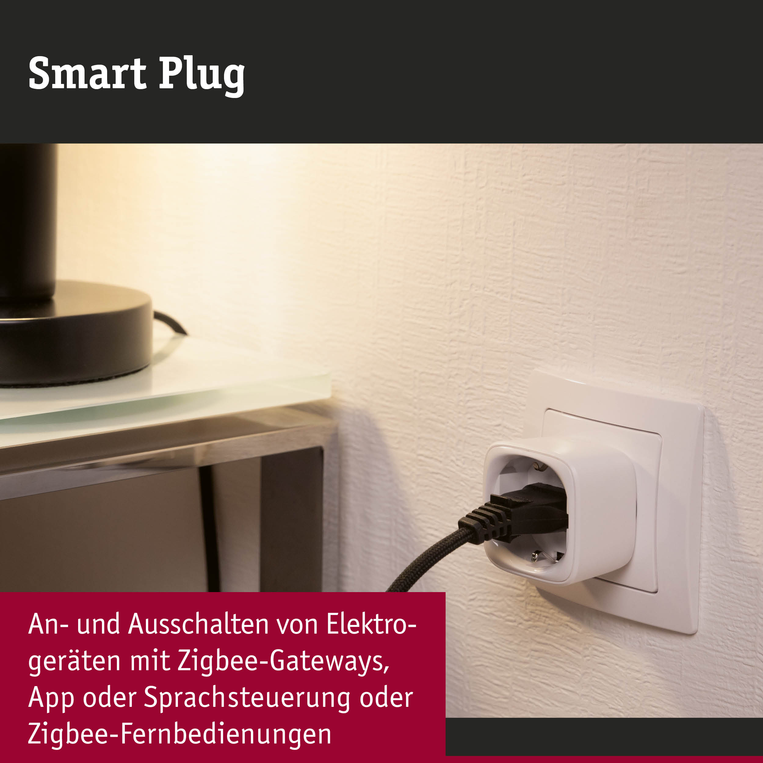 Ein weißer Smart Plug steckt in einer Wandsteckdose, verbunden mit einem schwarzen Kabel.