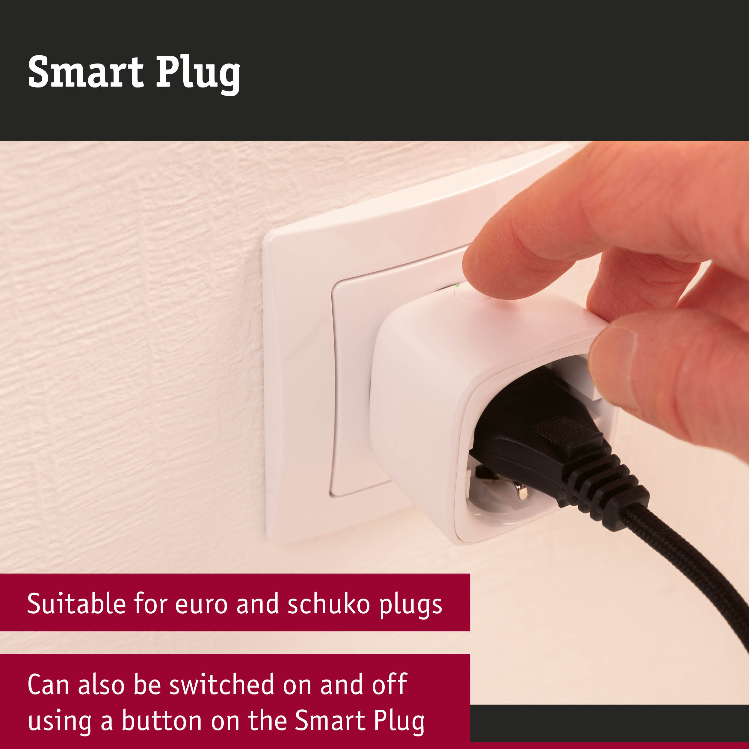Eine Hand drückt einen Knopf an einem weißen Smart Plug in einer Wandsteckdose mit schwarzem Kabel.