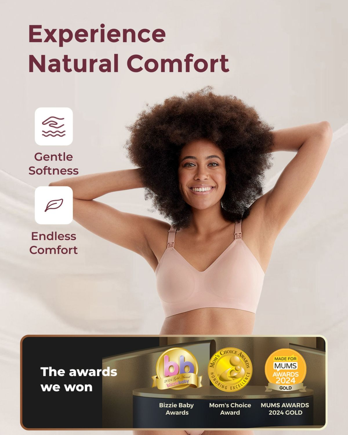 Lächelnte Frau in nudefarbenem BH mit Afro-Haaren, zeigt Komfort und Auszeichnungen.