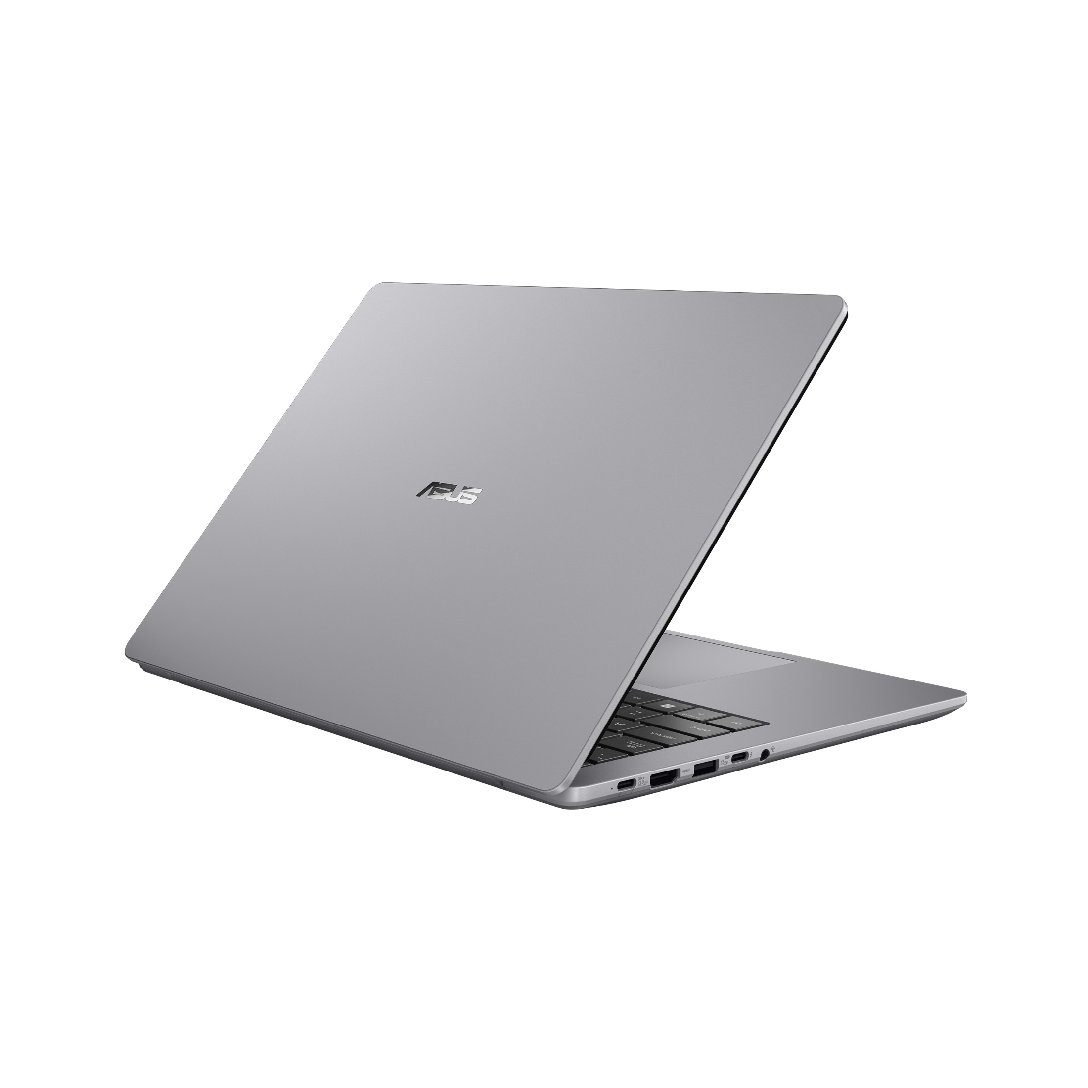 Ein silberner Asus-Laptop ist auf einer weißen Oberfläche von schräg hinten zu sehen, mit sichtbaren Anschlüssen.