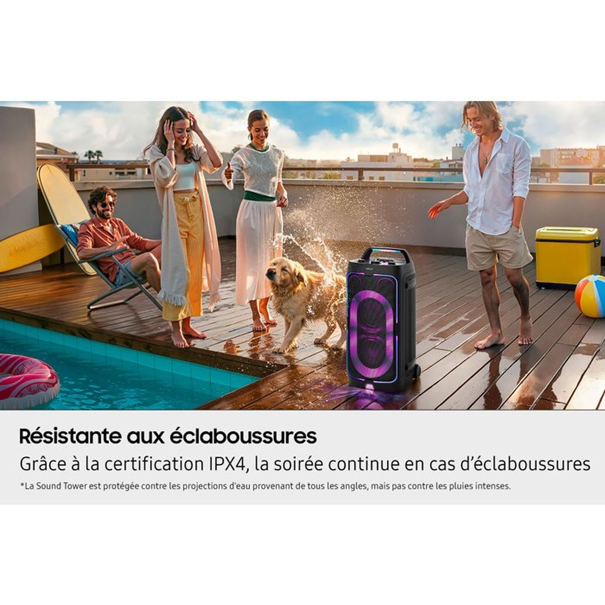 Wasserdichter Party-Lautsprecher am Pool mit spielendem Hund und Freunden.