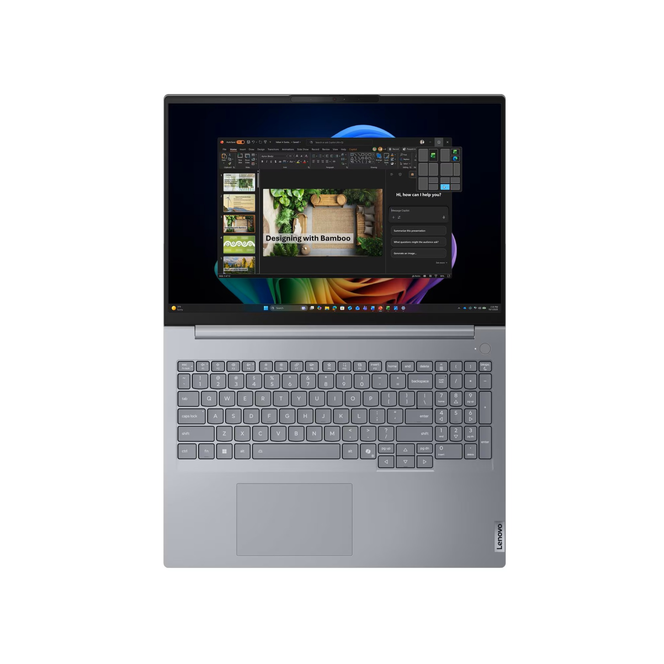 Ein grauer Lenovo-Laptop mit geöffnetem Bildschirm zeigt ein Betriebssystem und eine geöffnete Präsentationssoftware.